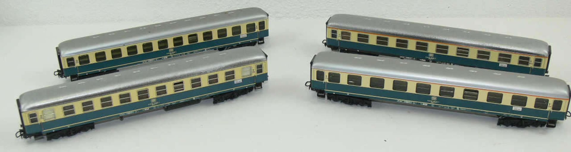 Märklin vier D - Zug - Wagen, 2 x 1. Klasse und 2 x 2. Klasse. Blech. Mit Gebrauchs- bzw.