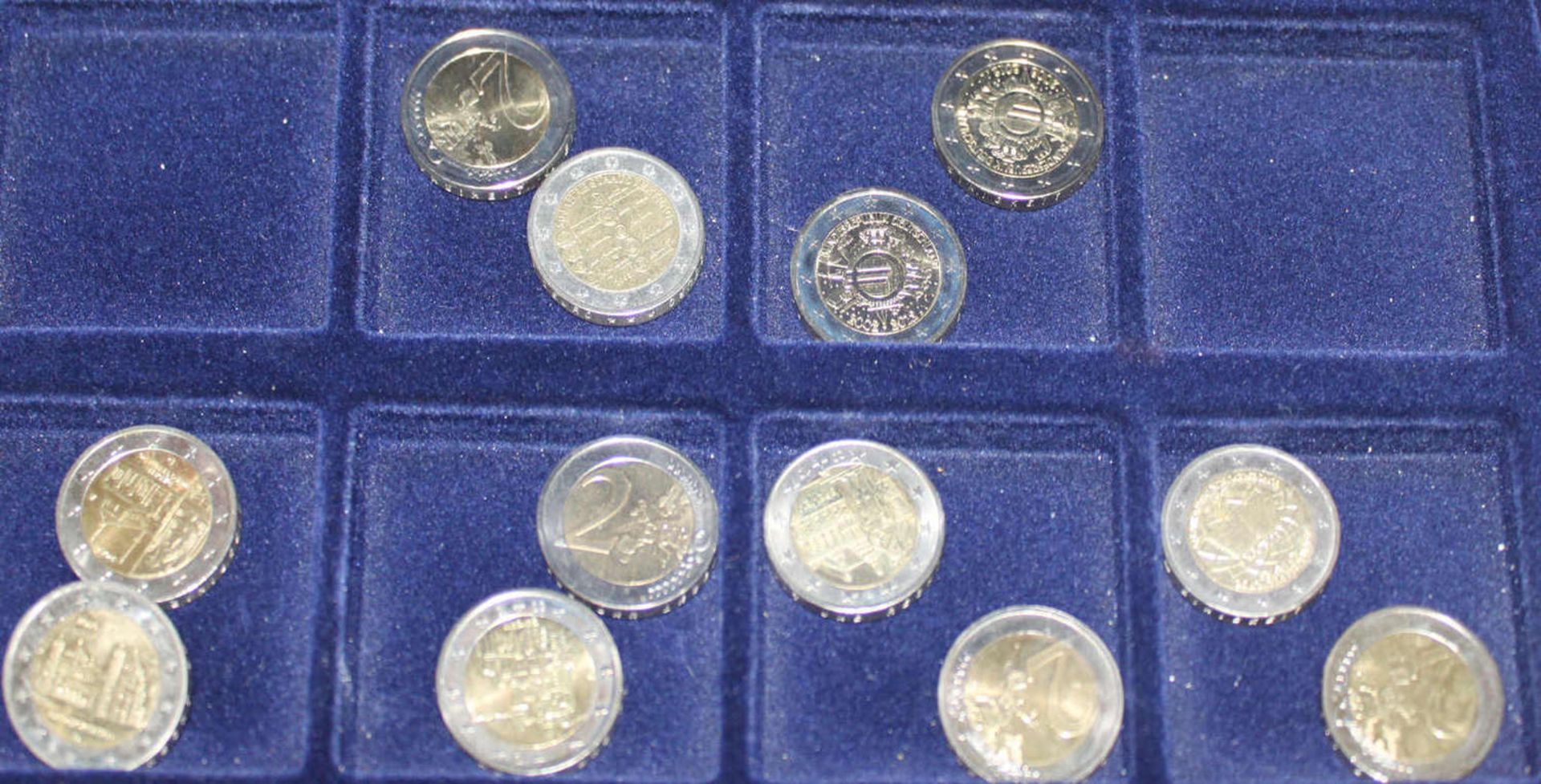 Lot von 49x 2 Euro Münzen in einer Holzbox. Deutschland. Dabei Schloß Neu-Schwanstein, Kloster