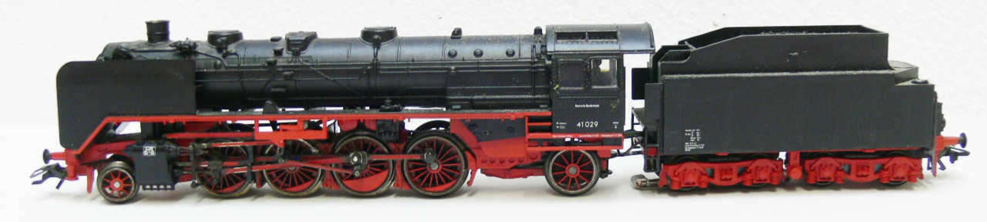 Märklin Dampflokomotive mit Schlepptender BR 41 der DR. BN 41 029. Fahrwerk gealtert. Ohne OVP.