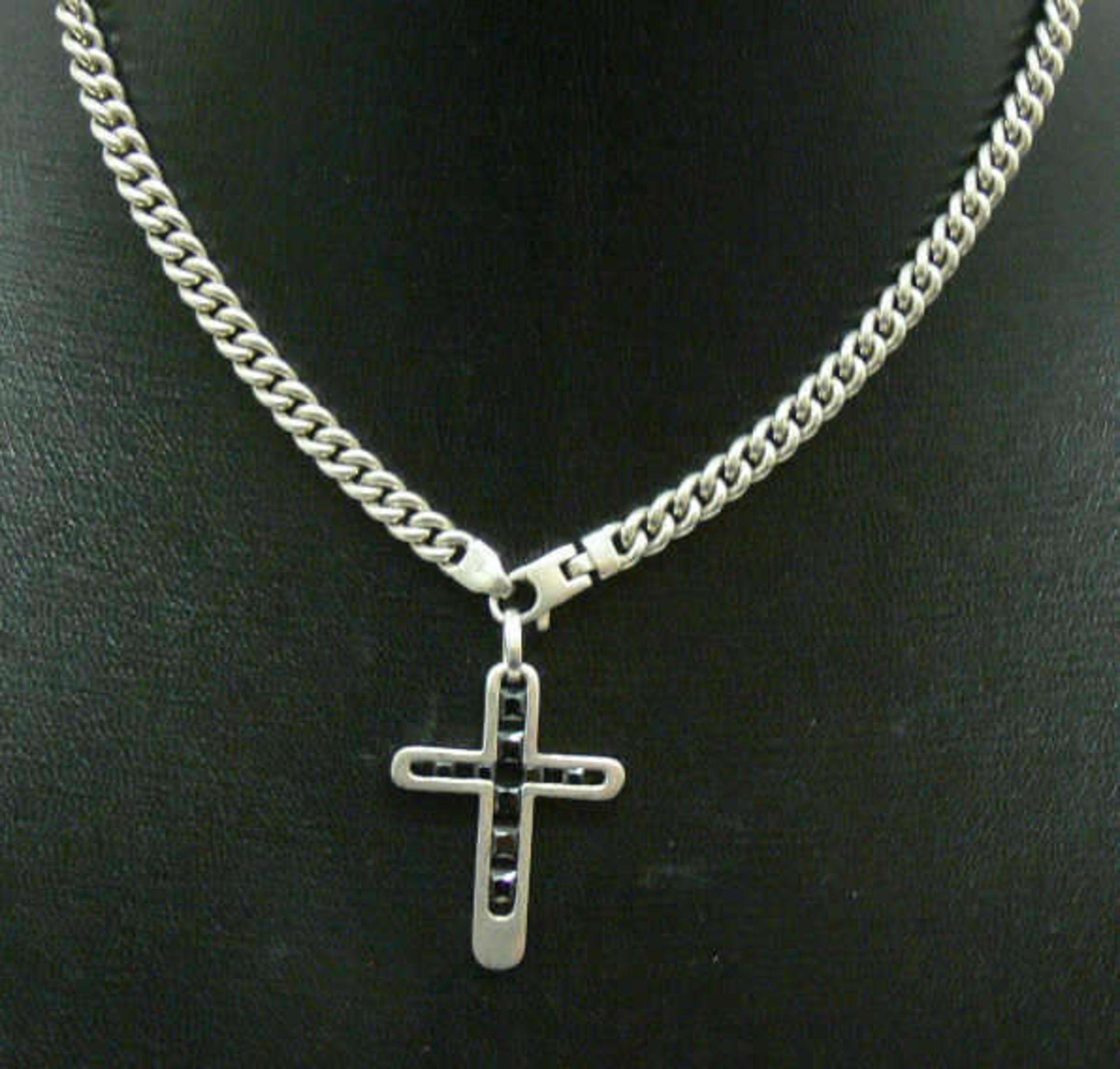 Kette mit Anhänger "Kreuz", 925er Silber, Kreuz besetzt mit Onyxplättchen. Länge ca. 42 cm,