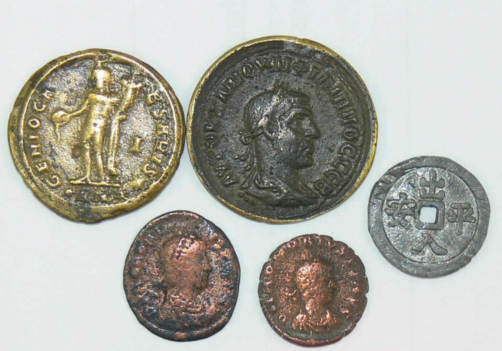 Römische Kaiserzeit, vier Münzen, darunter Maximinus II.