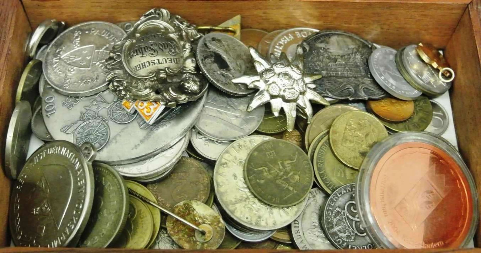Lot Münzen und Medaillen in einer Holzkiste, dabei auch etwas Silber. Bitte besichtigen