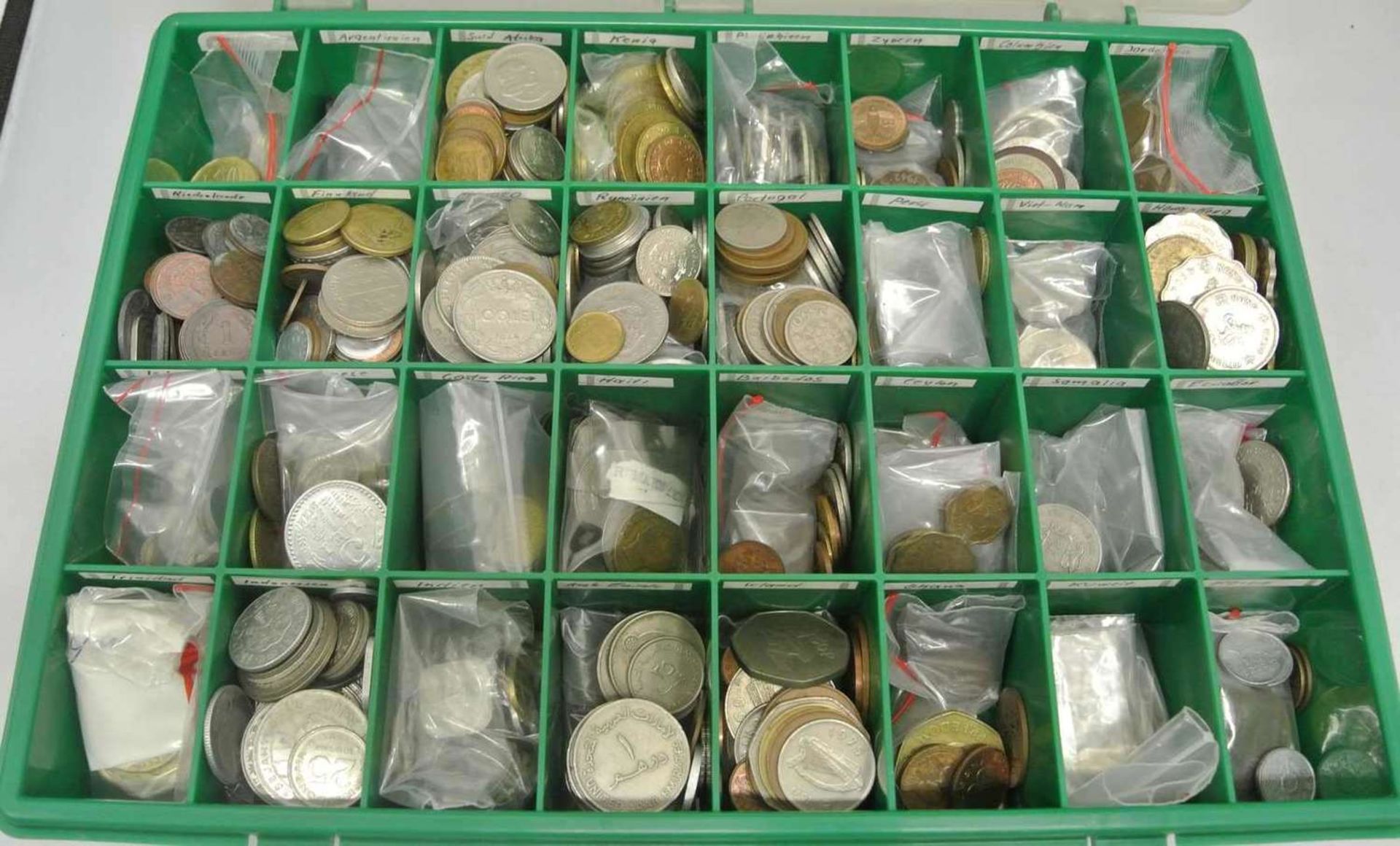 Box gefüllt mit Münzen ganze Welt, diese Länderweise sortiert. Dabei z.Bsp. Länder wie Hongkong,
