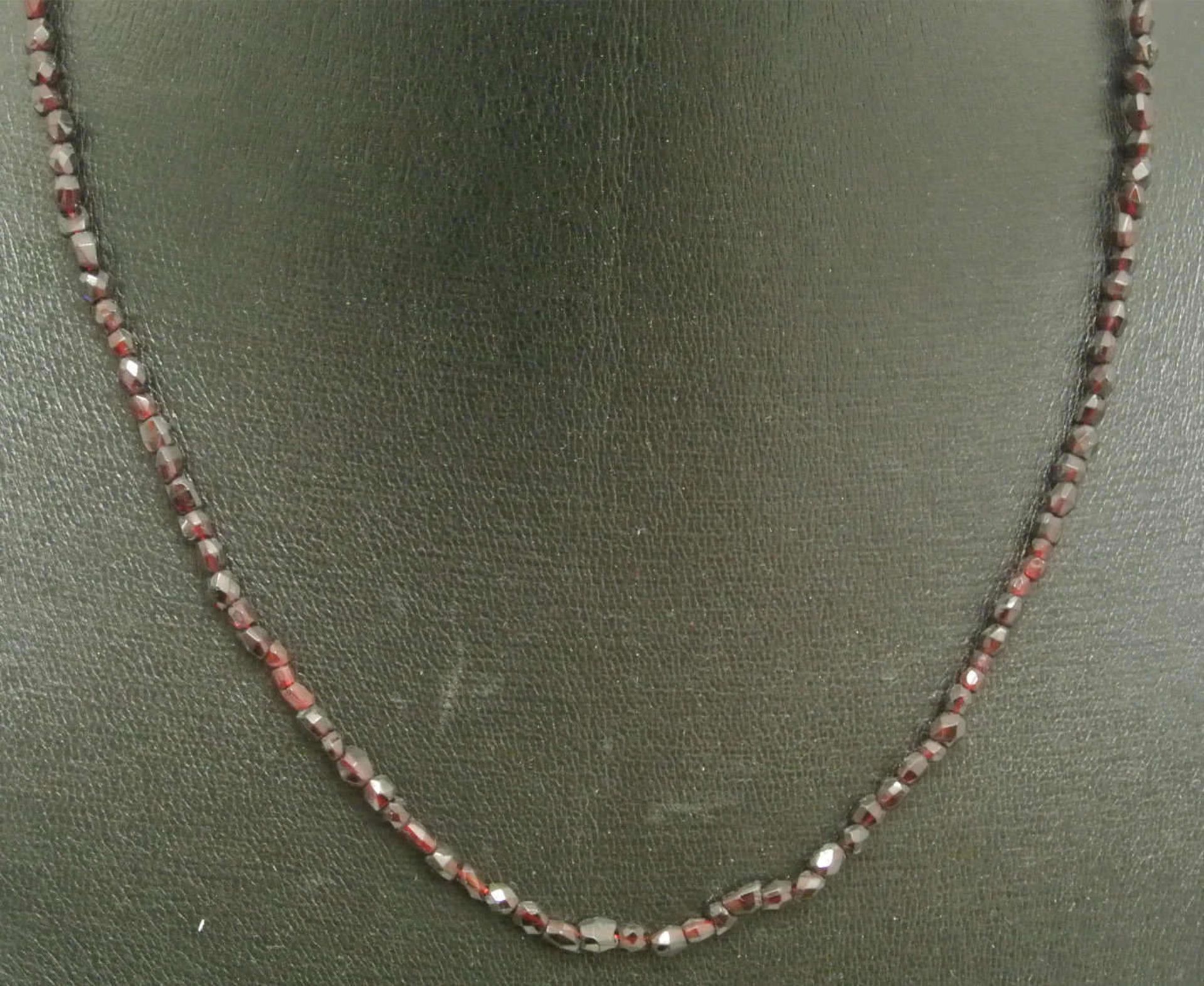 Biedermaier Granakette aus Böhmen, Länge ca. 52 cm. Guter Zustand. Biedermeier garnet necklace