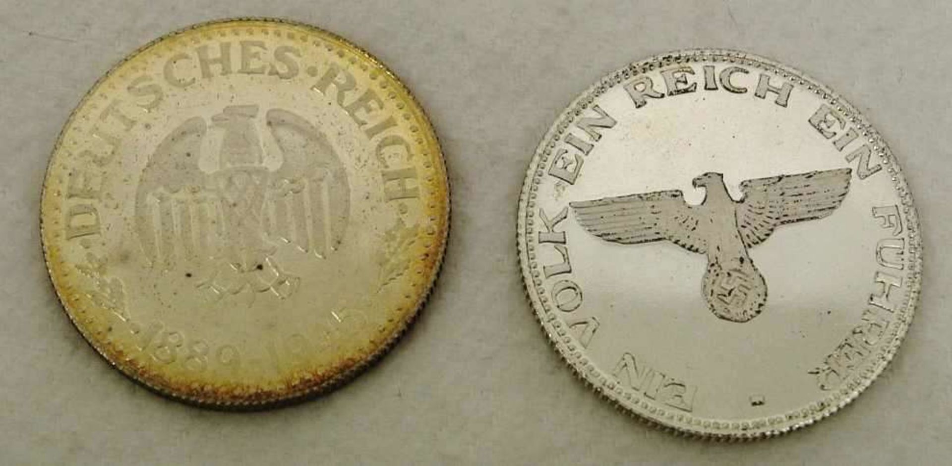 2 Medaillen 3. Reich "Adolf Hitler" 1889-1945, 1x mit Schirmmütze - Bild 2 aus 2