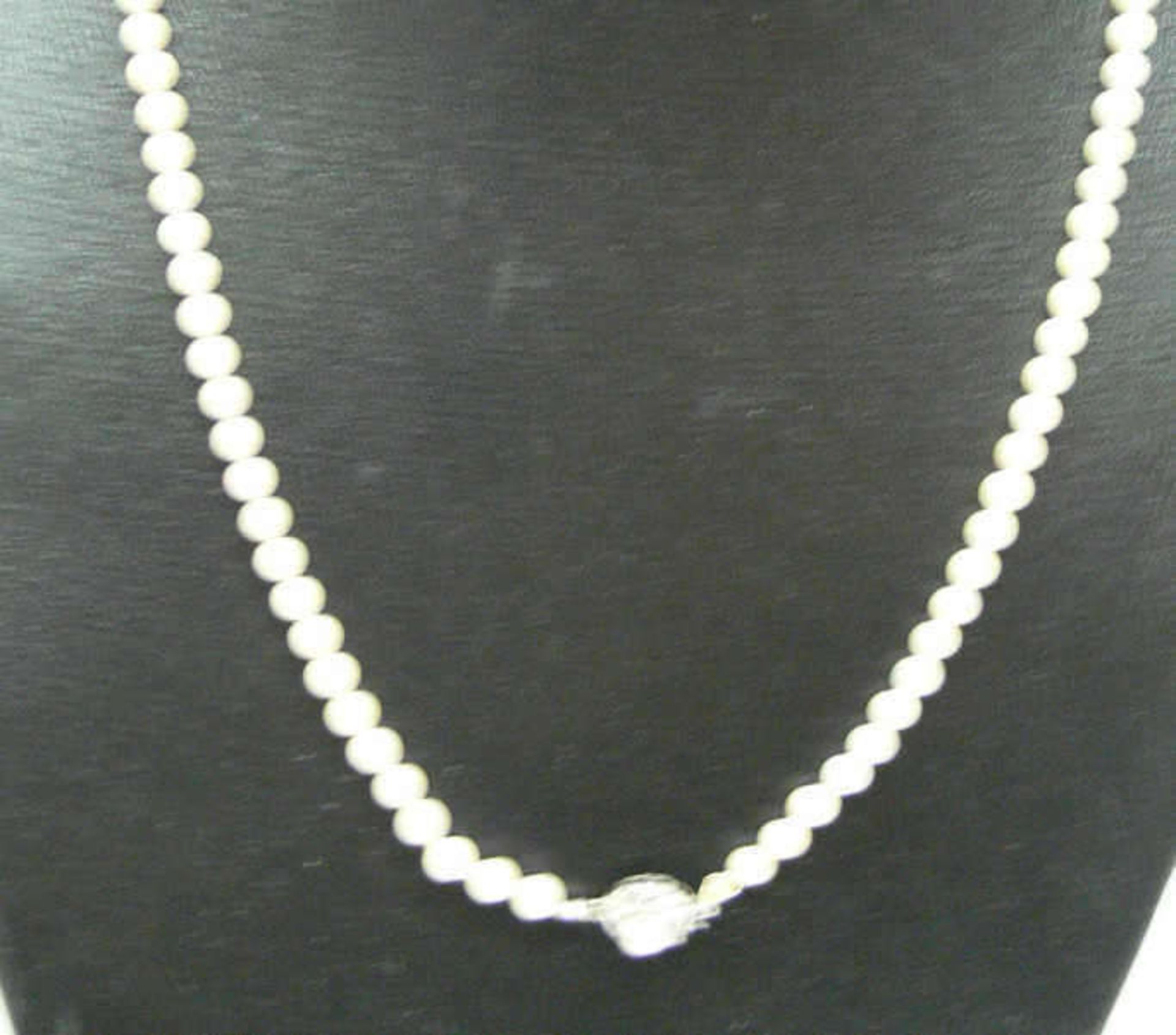 Echtperlenkette mit 333er Weißgold-Verschluß. Kettenlänge ca. 60 cm Pearl necklace with 333 white