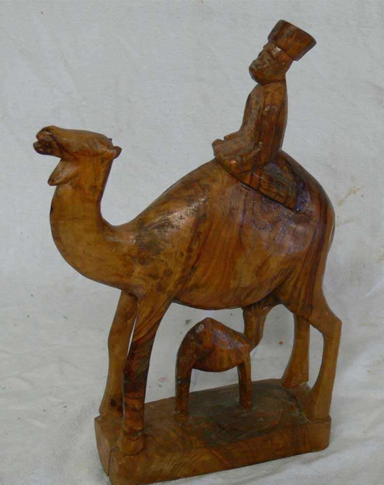 orientalische Holzfigur, "Kamelkuh mit orientalischem Mann, Jungen säugend", Höhe ca. 35 cm,