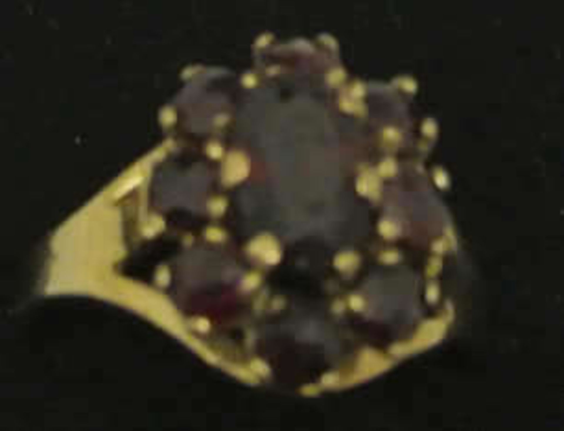 Damenring, 333er Gelbgold, besetzt mit Granaten. Ringgröße ca.53, Gewicht ca. 2,7 gr