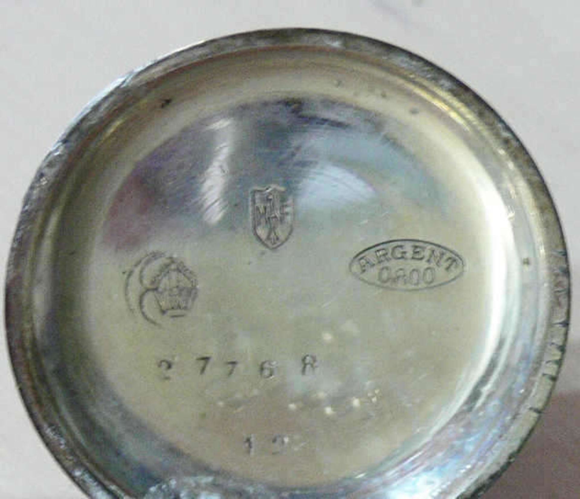 Kleine Taschenuhr, Gehäuse - Deckel 800er Silber gepunzt. Durchmesser: ca. 32 mm. Uhr läuft nicht - Bild 2 aus 3