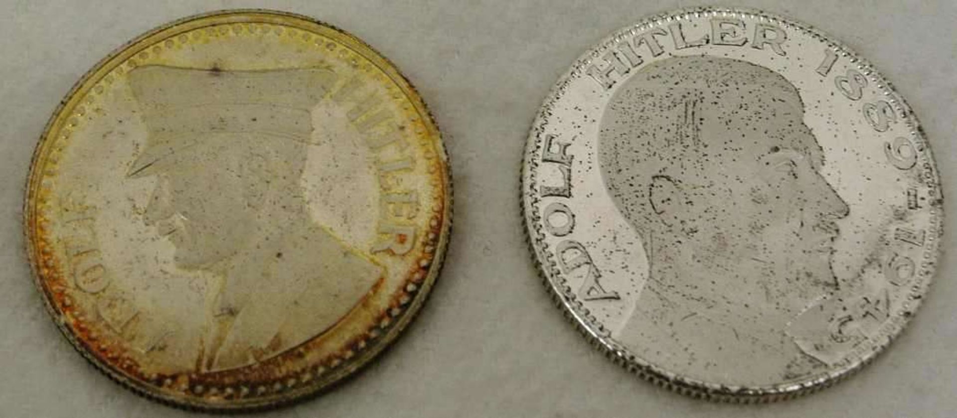 2 Medaillen 3. Reich "Adolf Hitler" 1889-1945, 1x mit Schirmmütze