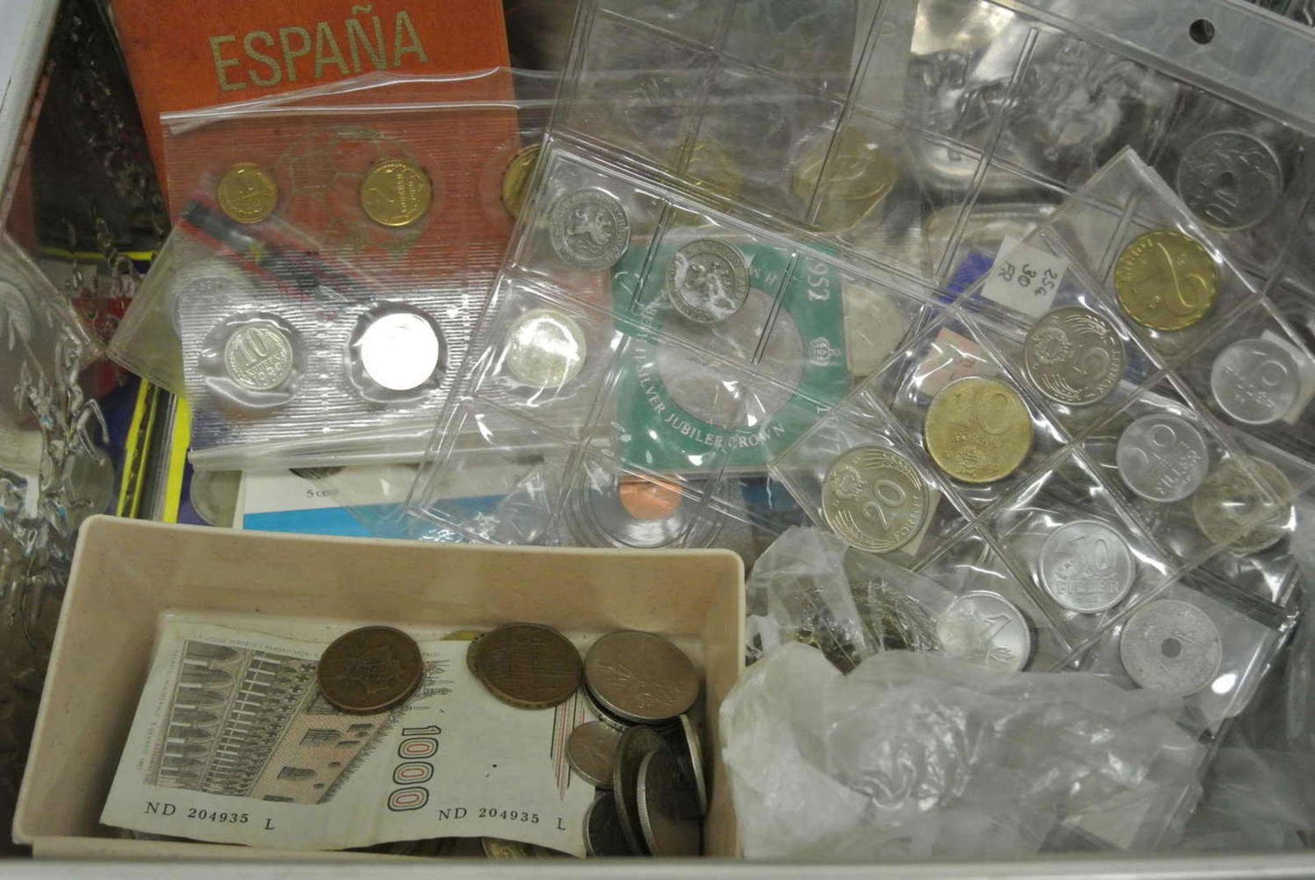 1 Blechdose mit Münzfundus, dabei z.Bsp. 1 Kursmünzsatz 1989 Russland, Medaillen, viele Münzen