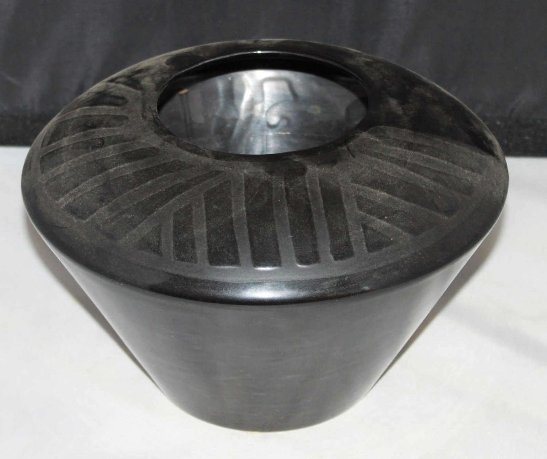 schwarze Porzellanvase im zeitlosen Design, Höhe ca. 14 cm, breiteste Stelle ca. 20cm black