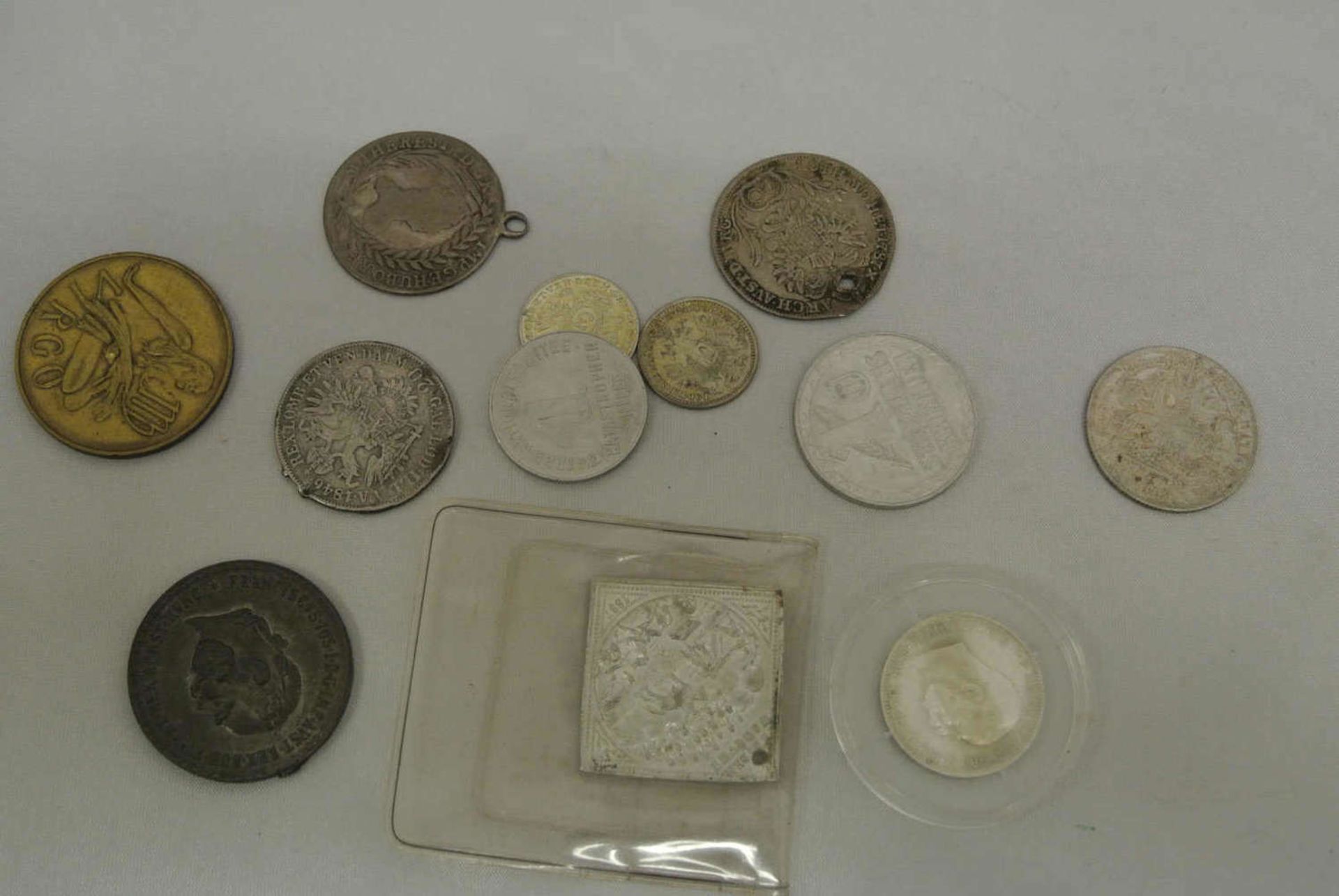 kleines Lot Münzen Österreich, teilweise gelocht. Kleine Fundgrube