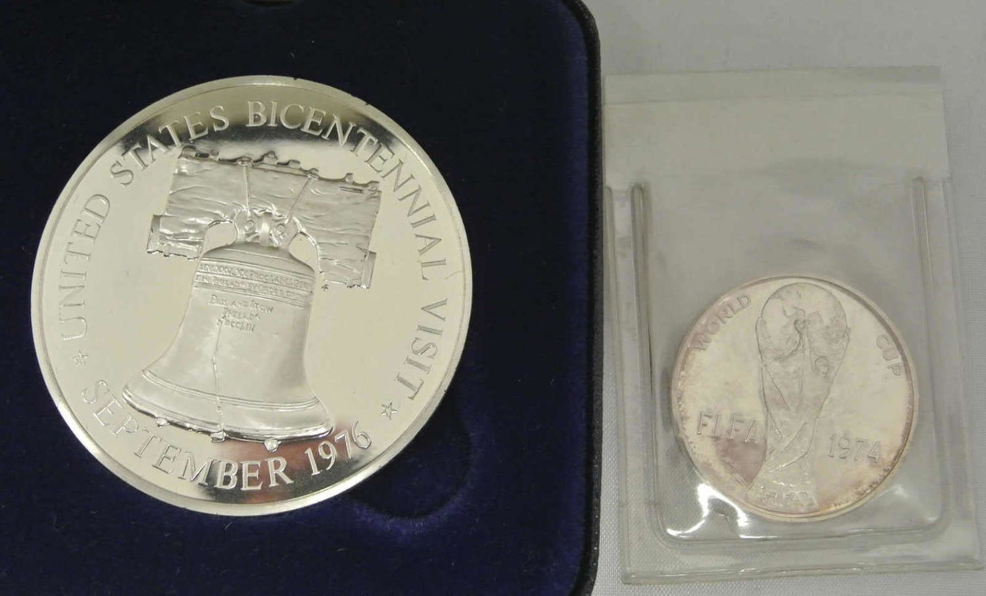 große Silbermedaille "The Official Bicentennial Medal 1976 Helmut Schmidt" Gewicht ca. 50,55 gr,