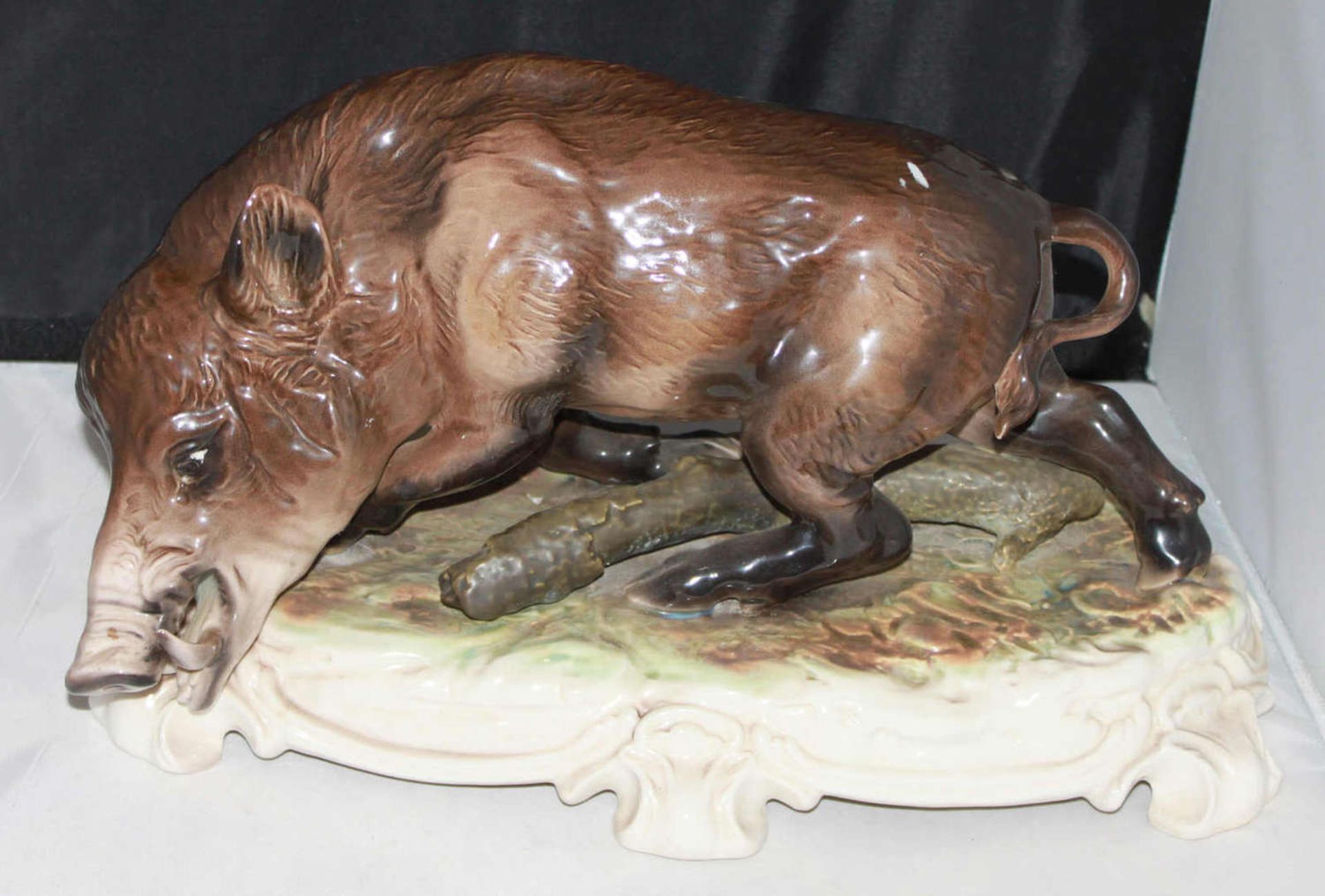 große Porzellanfigur "Wildschwein", am Stand gemarkt, Höhe ca. 20 cm, Länge ca. 40 cm, guter Zustand