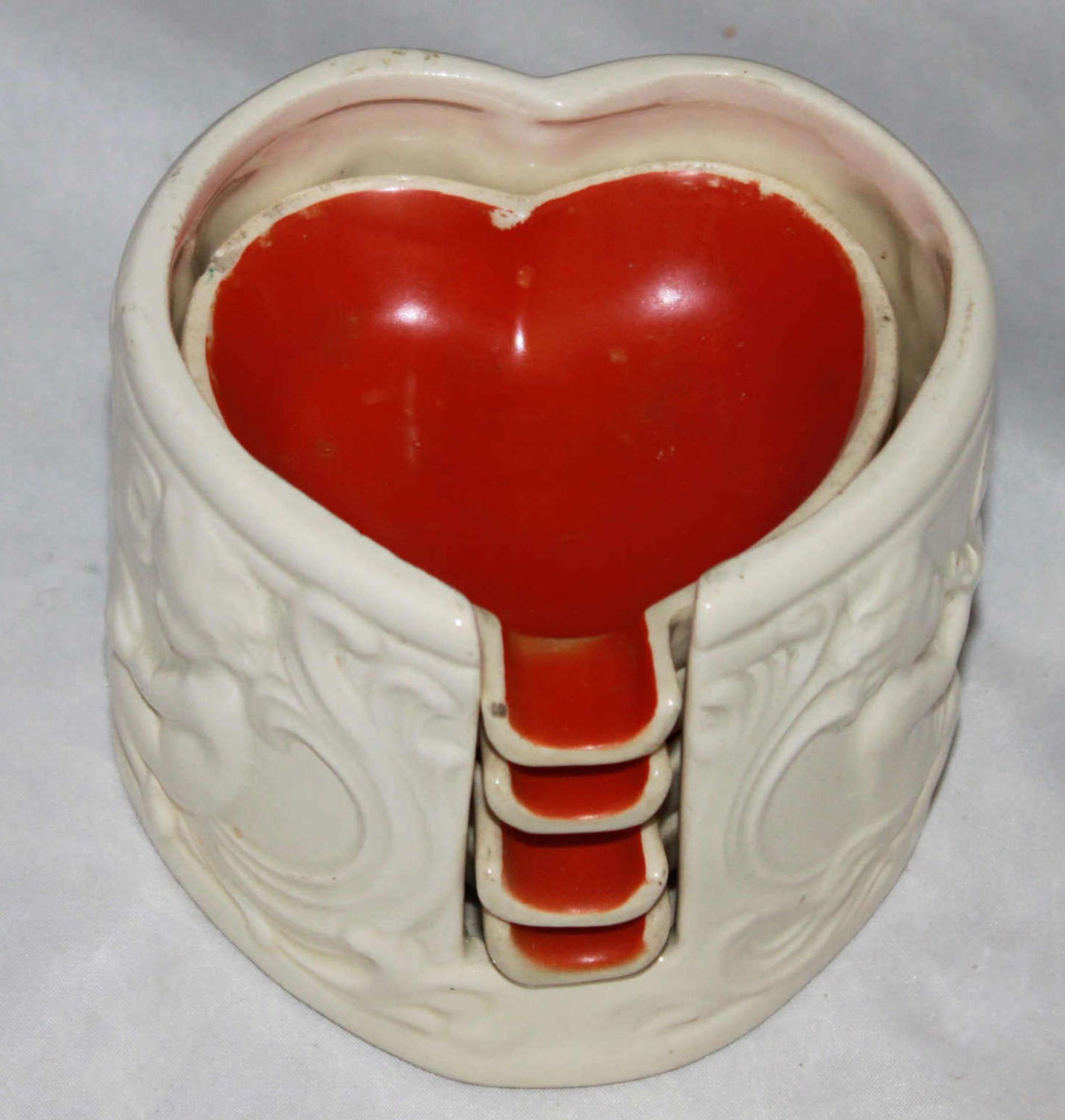 kleine Porzellanaschenbecher "Herz", in Porzellanschale als Ablage zum Stapeln, diese mit "Putten"