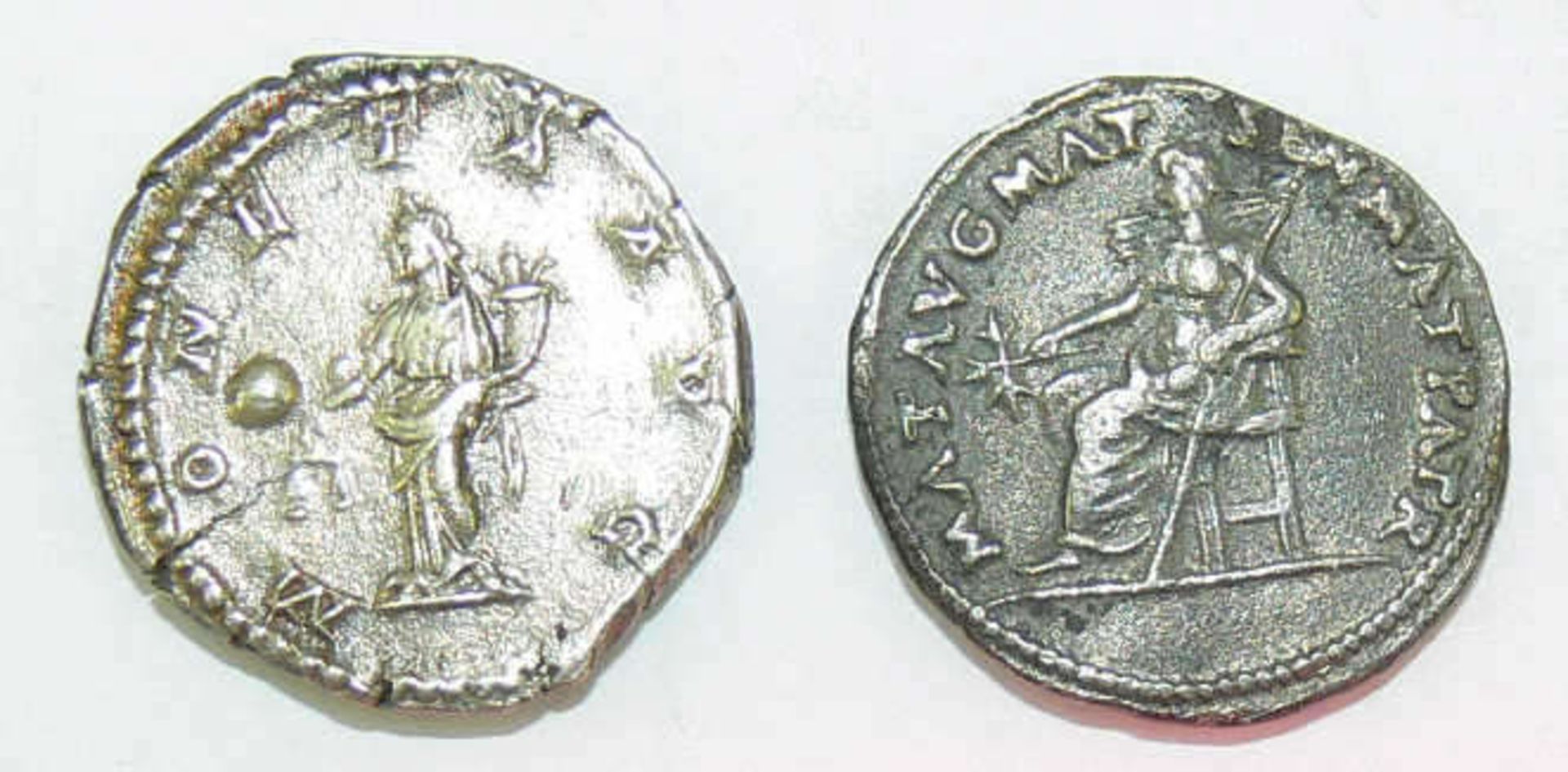 Römische Kaiserzeit, zwei Silbermünzen: 1. Vitellius, Denare und Antonius Pius, Denare.Vz. - Bild 2 aus 2
