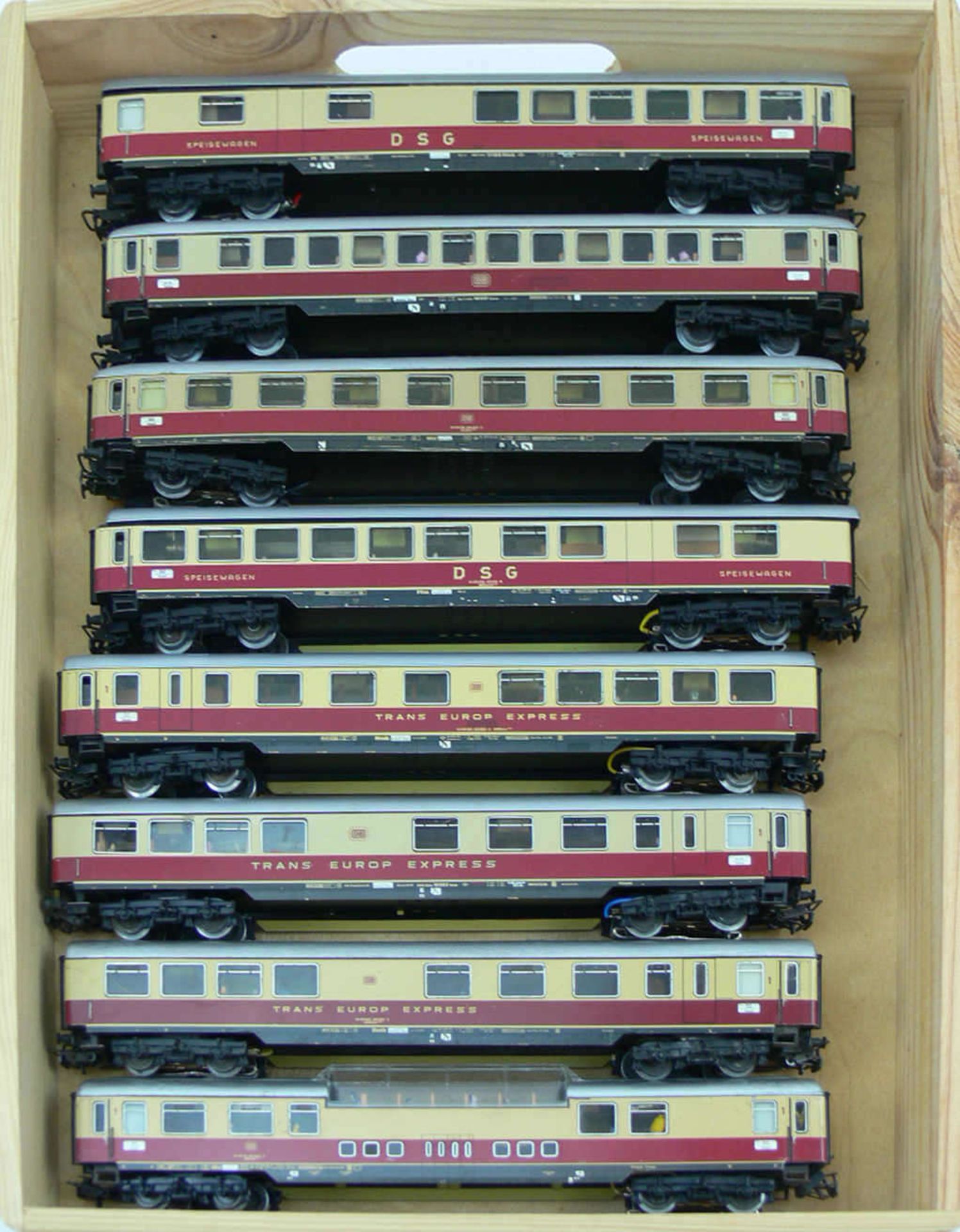 Märklin acht TEE/IC - Wagen, bestehend aus Panoramawagen, 2 x Barwagen, 2 x DSG Speisewagen,