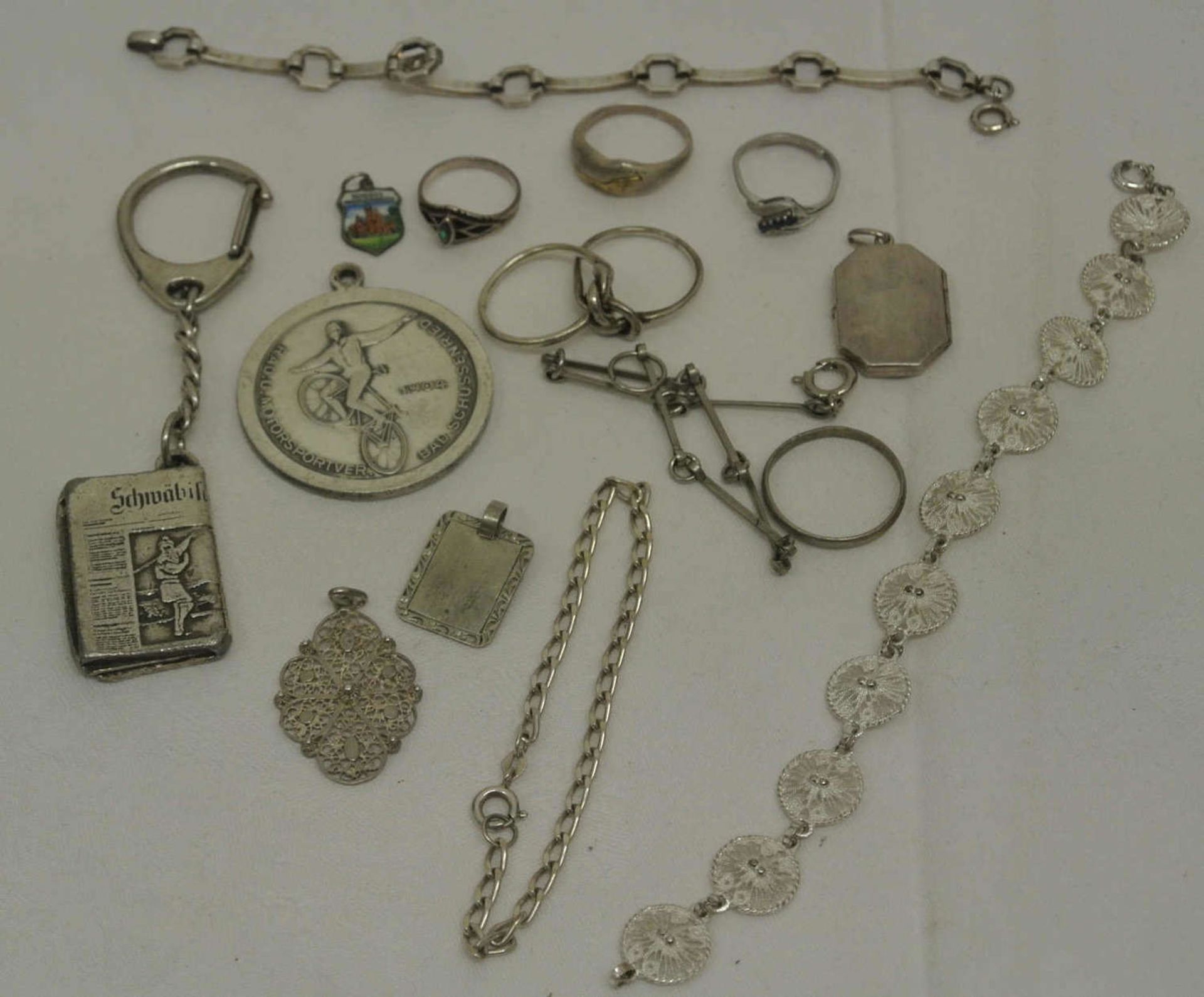 Konvolut Silberschmuck, bestehend aus Armbänder, Anhänger, Ringen, etc. Gewicht ca. 97 gr