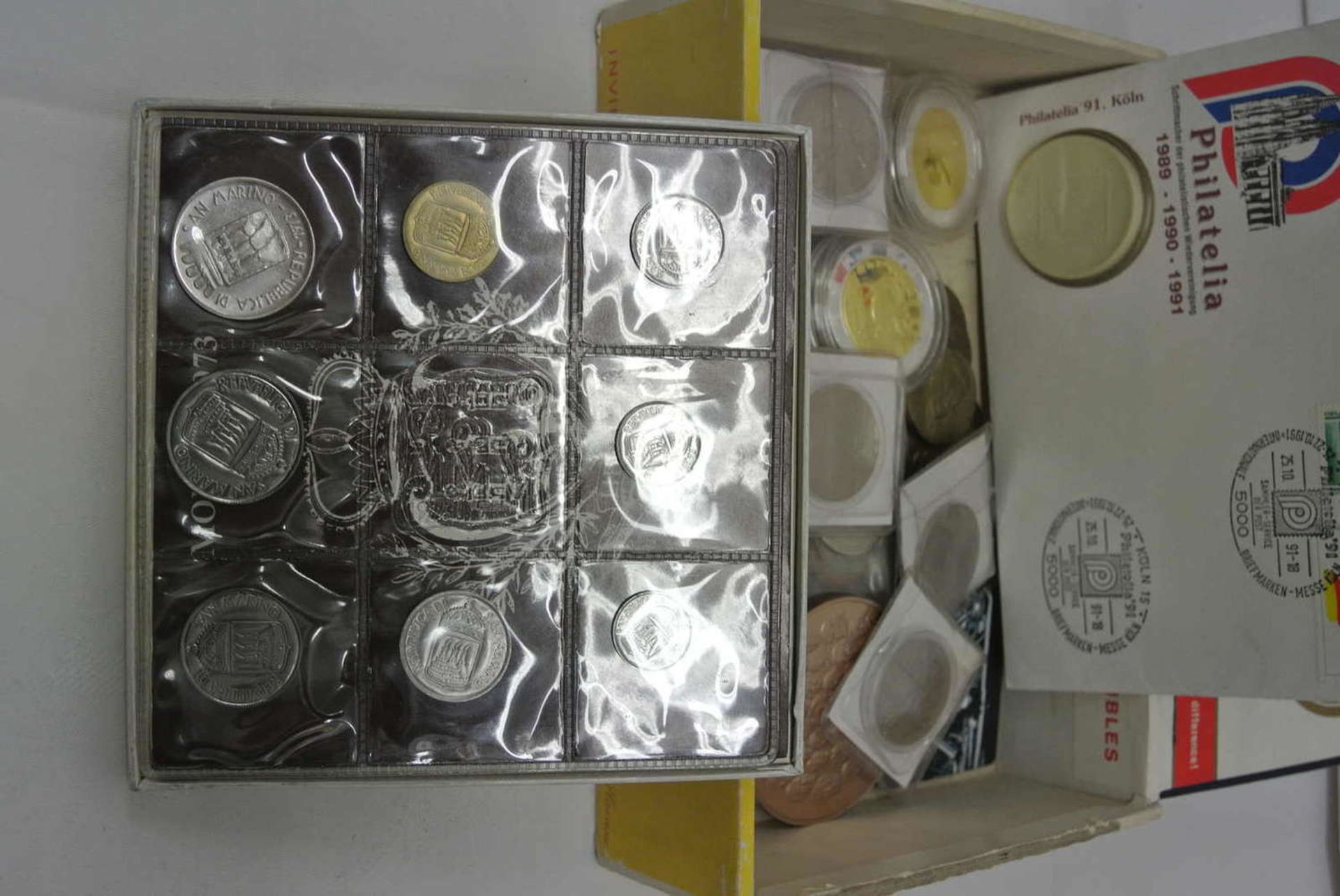 Schachtel mit Medaillen und Münzen, dabei z.B, 5 Medaillen China, Kursmünzsatz San Marino, 5