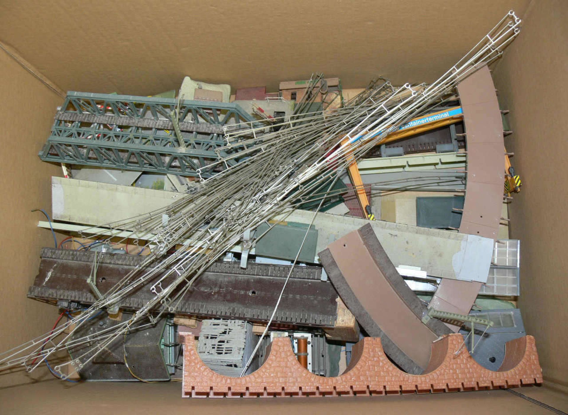 Märklin, Konvolut Oberleitungen, Zubehör, Brücken, Häuser etc. Alles von Anlage abgebaut. Bitte