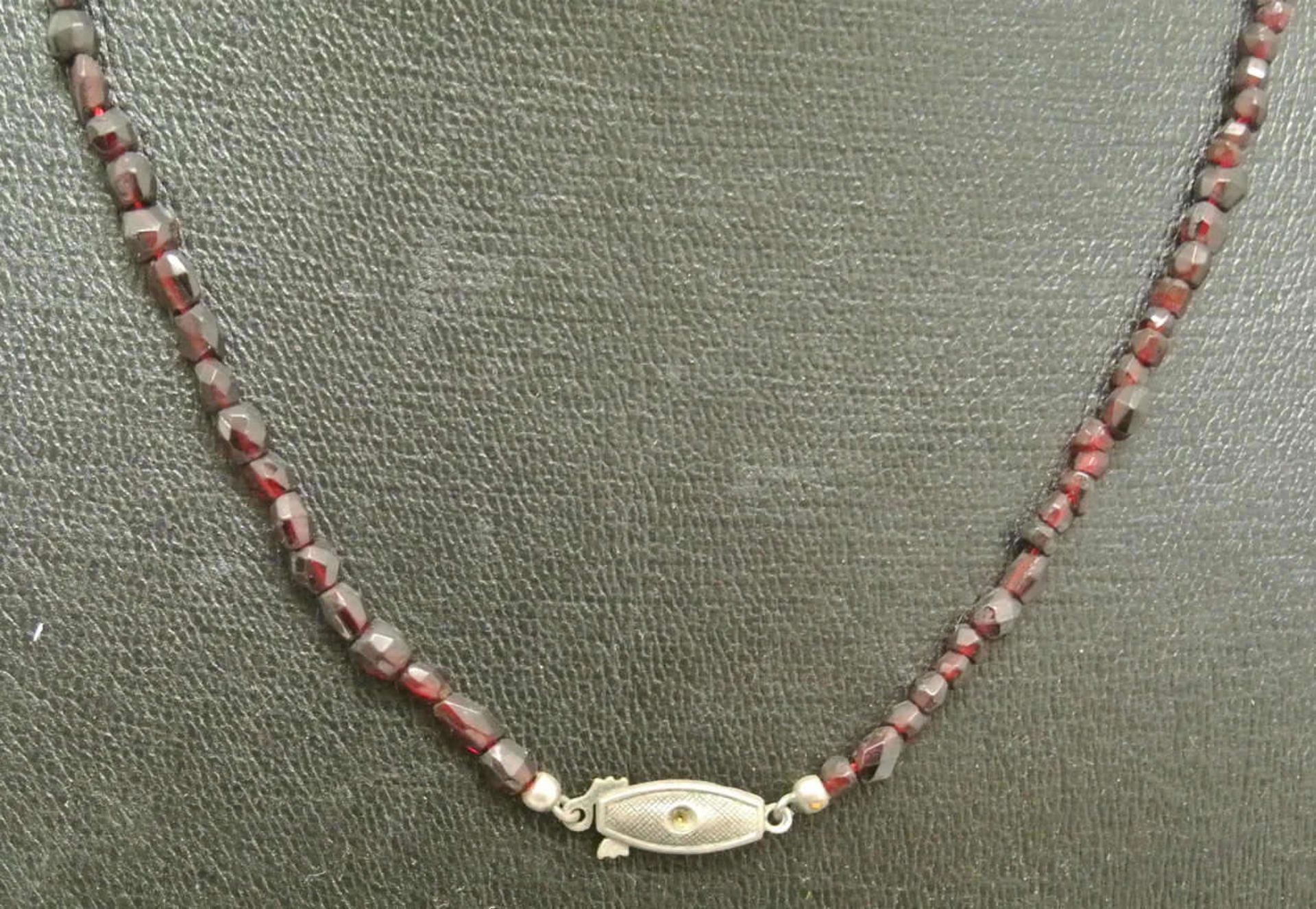 Biedermaier Granakette aus Böhmen, Länge ca. 52 cm. Guter Zustand. Biedermeier garnet necklace - Bild 2 aus 2