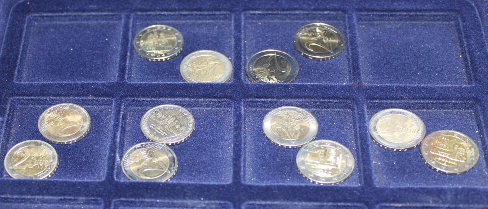 Lot von 49x 2 Euro Münzen in einer Holzbox. Deutschland. Dabei Schloß Neu-Schwanstein, Kloster - Bild 2 aus 2