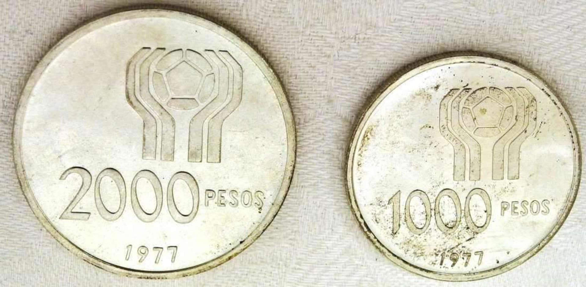 Argentinien, Fußballweltmeisterschaft 1978, Erinnerungsmünze, 2000 Pesos, sowie 1977, - Bild 2 aus 2