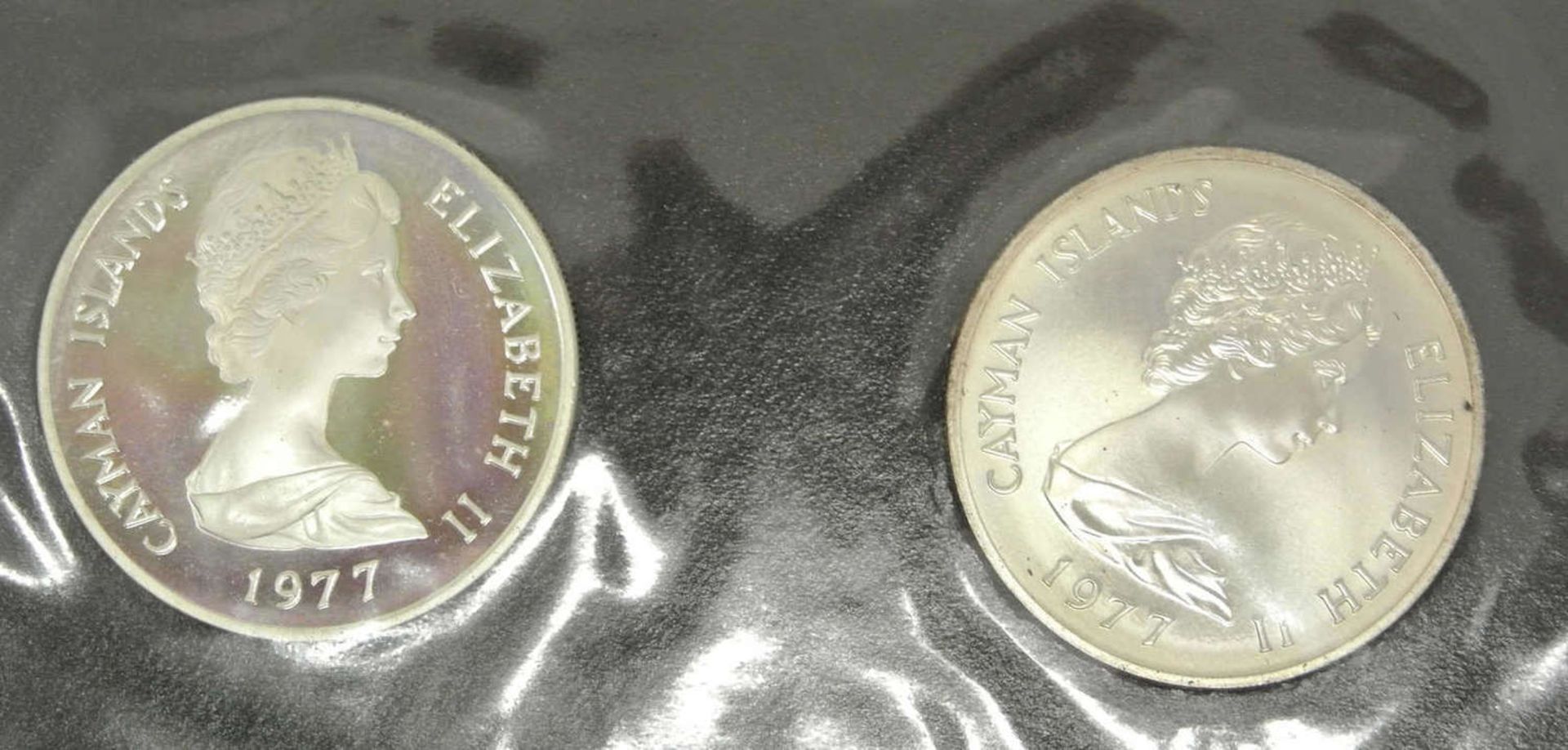 Cayman-Inseln 1977, dabei 2x 25 Dollar, Silber, einmal in PP in Original Blister, kleine Auflage - Bild 2 aus 3