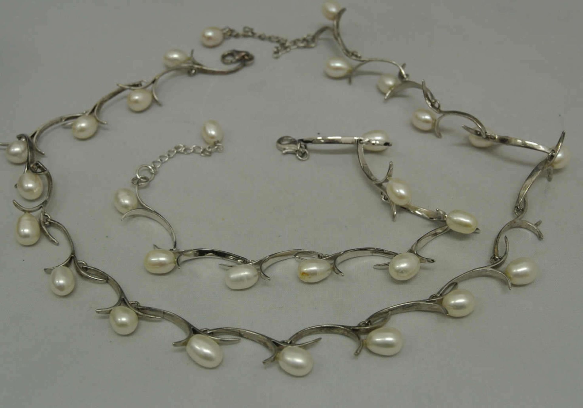 Set bestehend aus 1 Kette und passendem Armband. Beide 925er Silber mit Perlen besetzt. Bei der