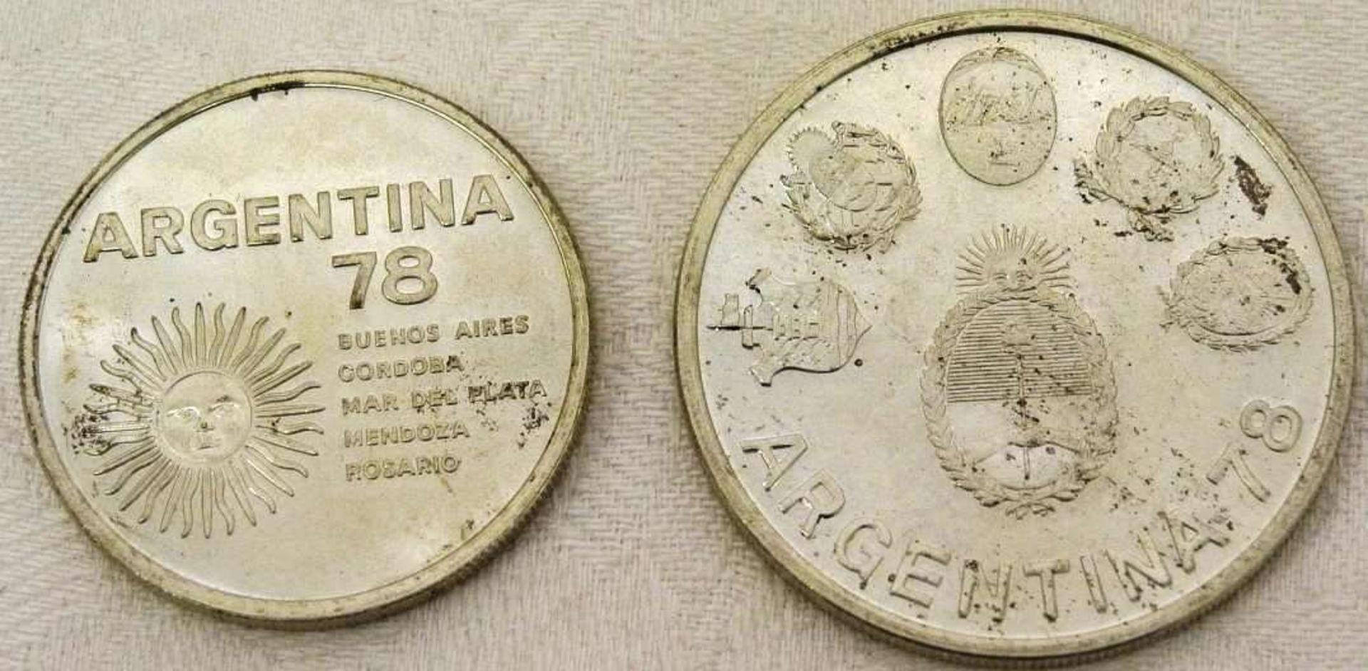 Argentinien, Fußballweltmeisterschaft 1978, Erinnerungsmünze, 2000 Pesos, sowie 1977,