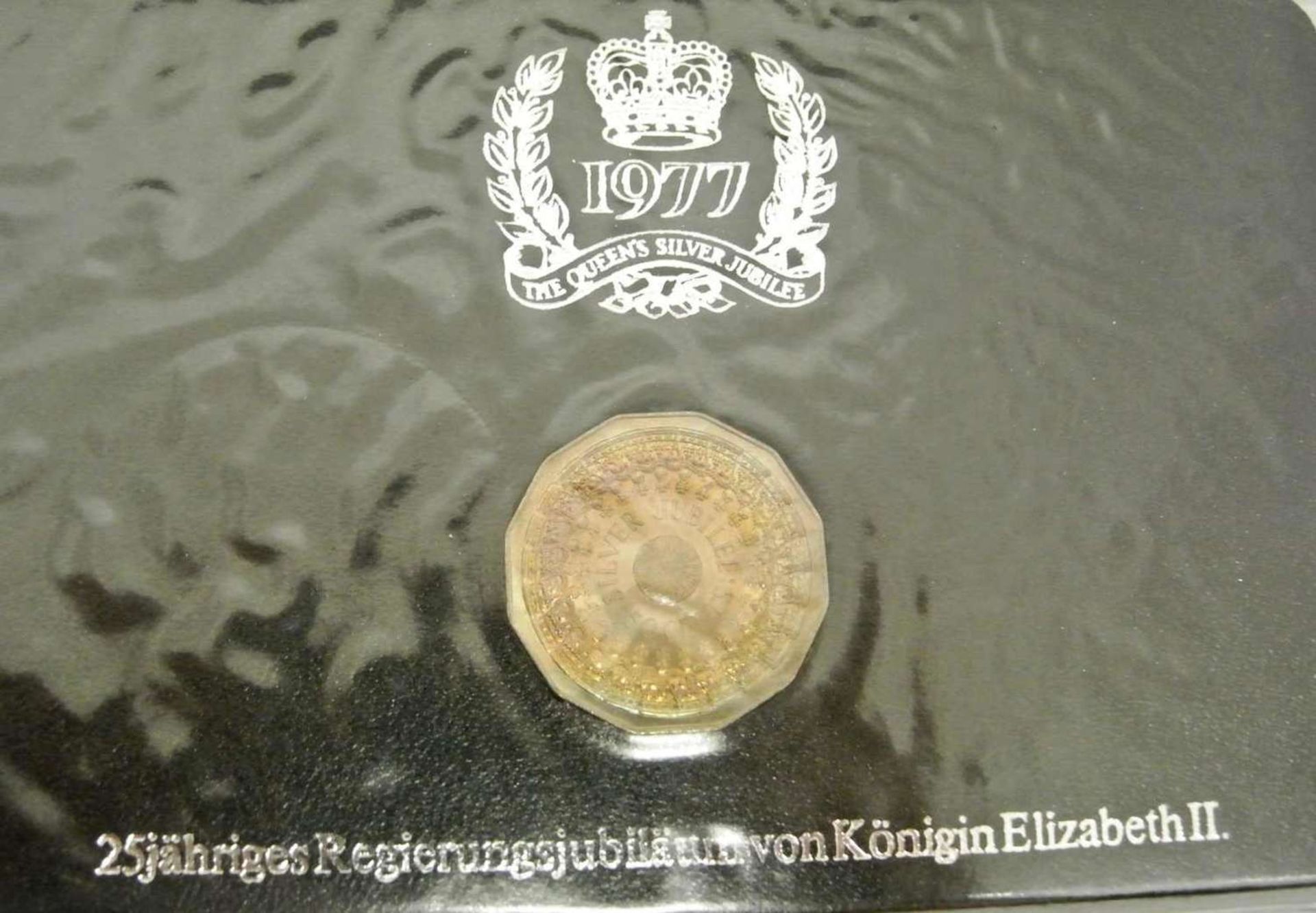 Lot Münzen 1977, 25jähriges Regierungsjubiläum von Königin Elisabeth II., dabei 1x1 Dollar Kanada - Bild 4 aus 5