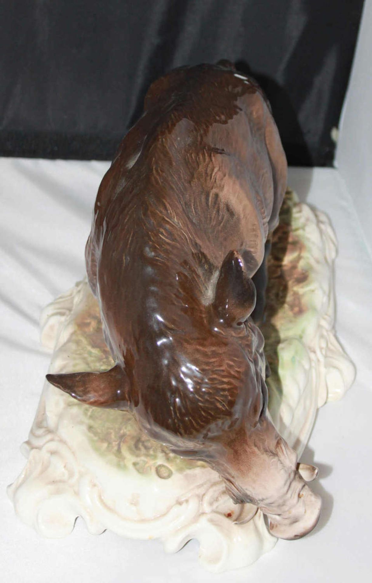 große Porzellanfigur "Wildschwein", am Stand gemarkt, Höhe ca. 20 cm, Länge ca. 40 cm, guter Zustand - Bild 2 aus 3