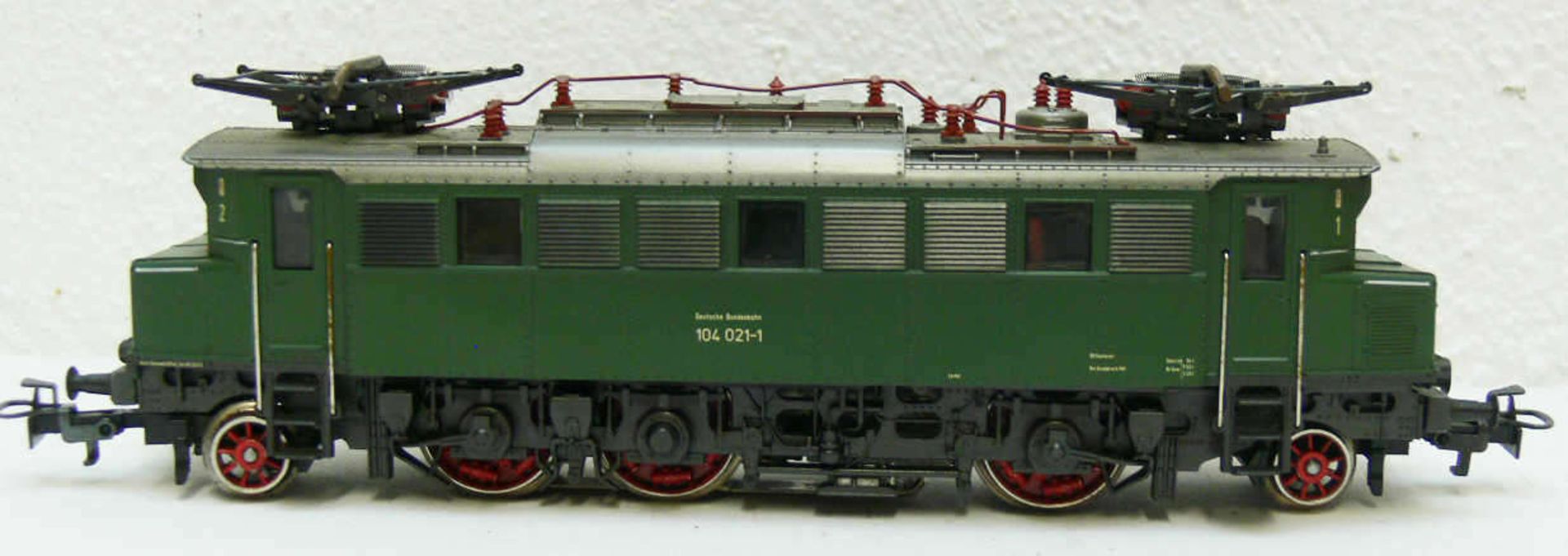 Märklin E - Lokomotive BR 104 der DR. BN 104 021-1. Guter Zustand mit leichten Laufspuren.