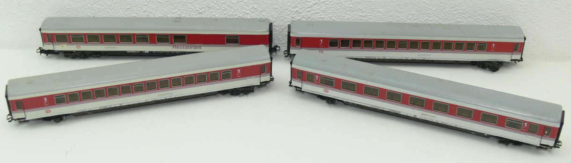 Märklin vier IC - Wagen. 2 x Großraumwagen, 1 x Abteilwagen und 1 x Restaurantwagen. Guter Zustand.