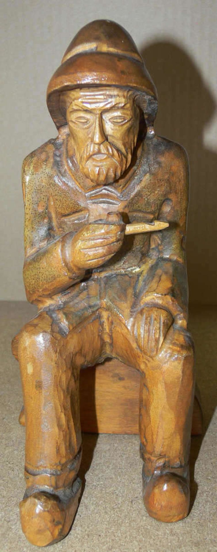 Holz - Skulptur "Pfeiffenraucher". Olivenholz. H: ca. 25 cm.