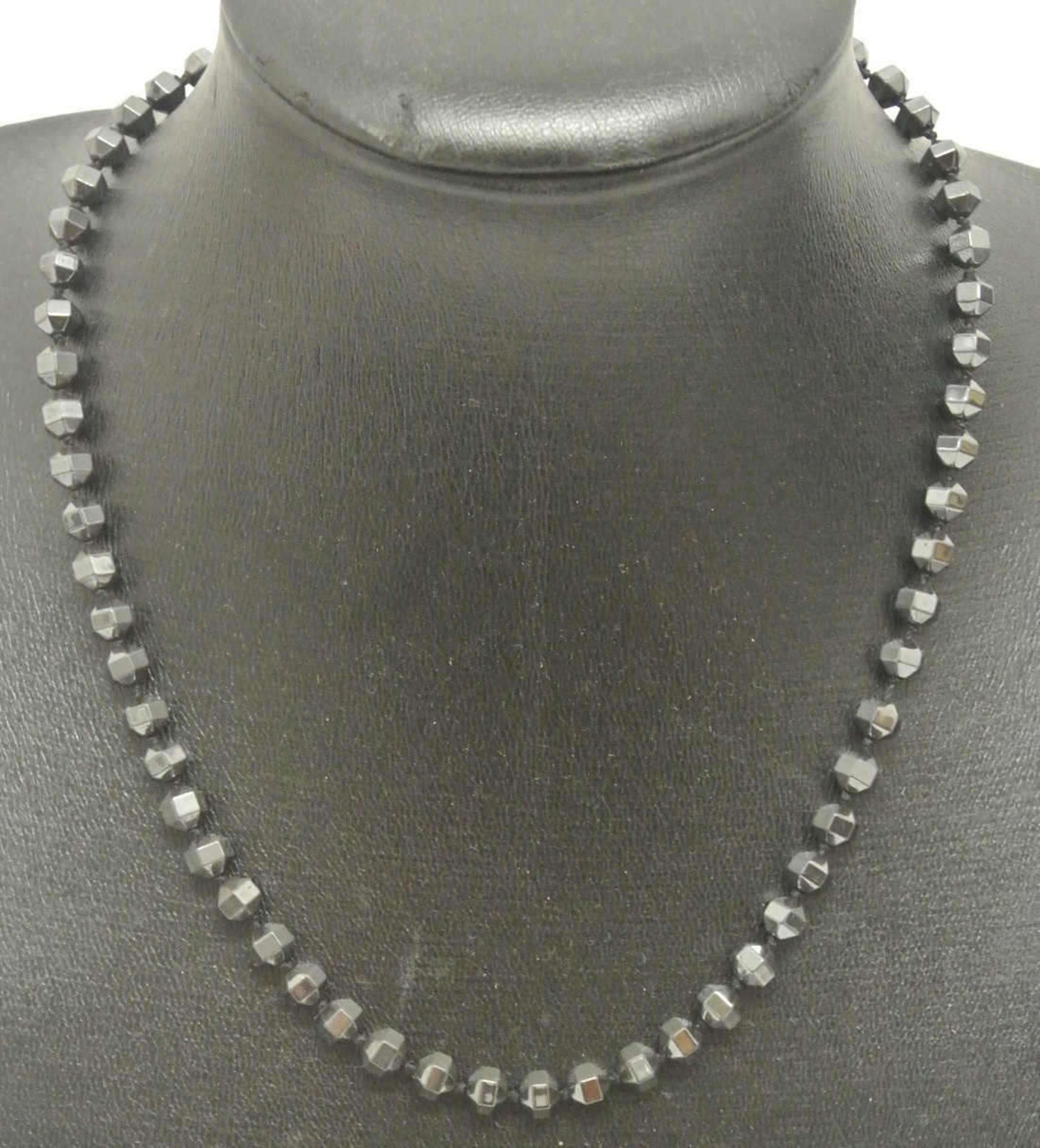 2 Hämatitketten. 1x mit Silberanhänger, 835er gepunzt. 2 hematite chains. 1x with silver pendant, - Bild 2 aus 3