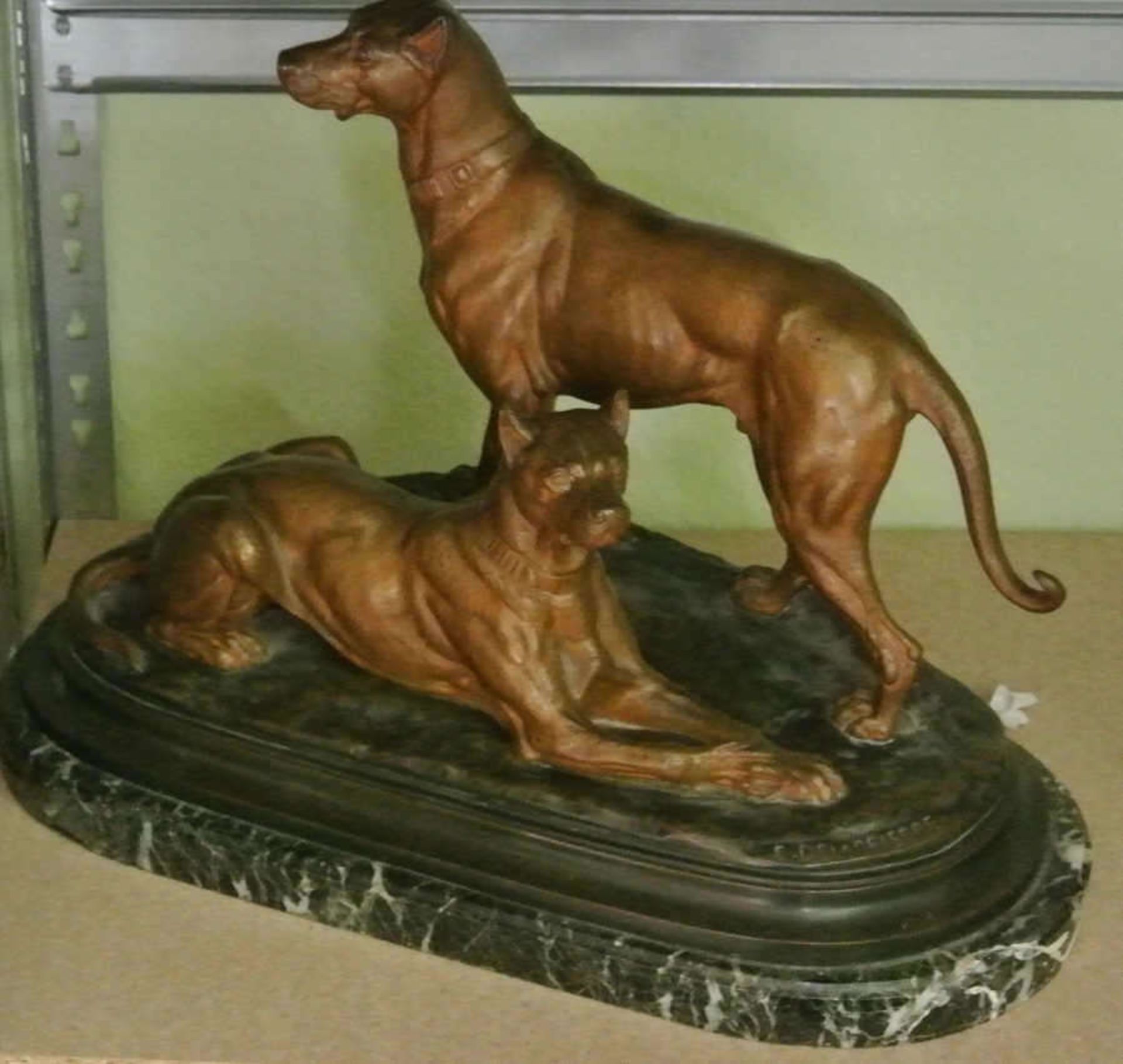 Paul-Edouard Delabrierre, große Bronzefigur "2 Doggen" eine Dogge stehend, 1 Dogge liegend, auf