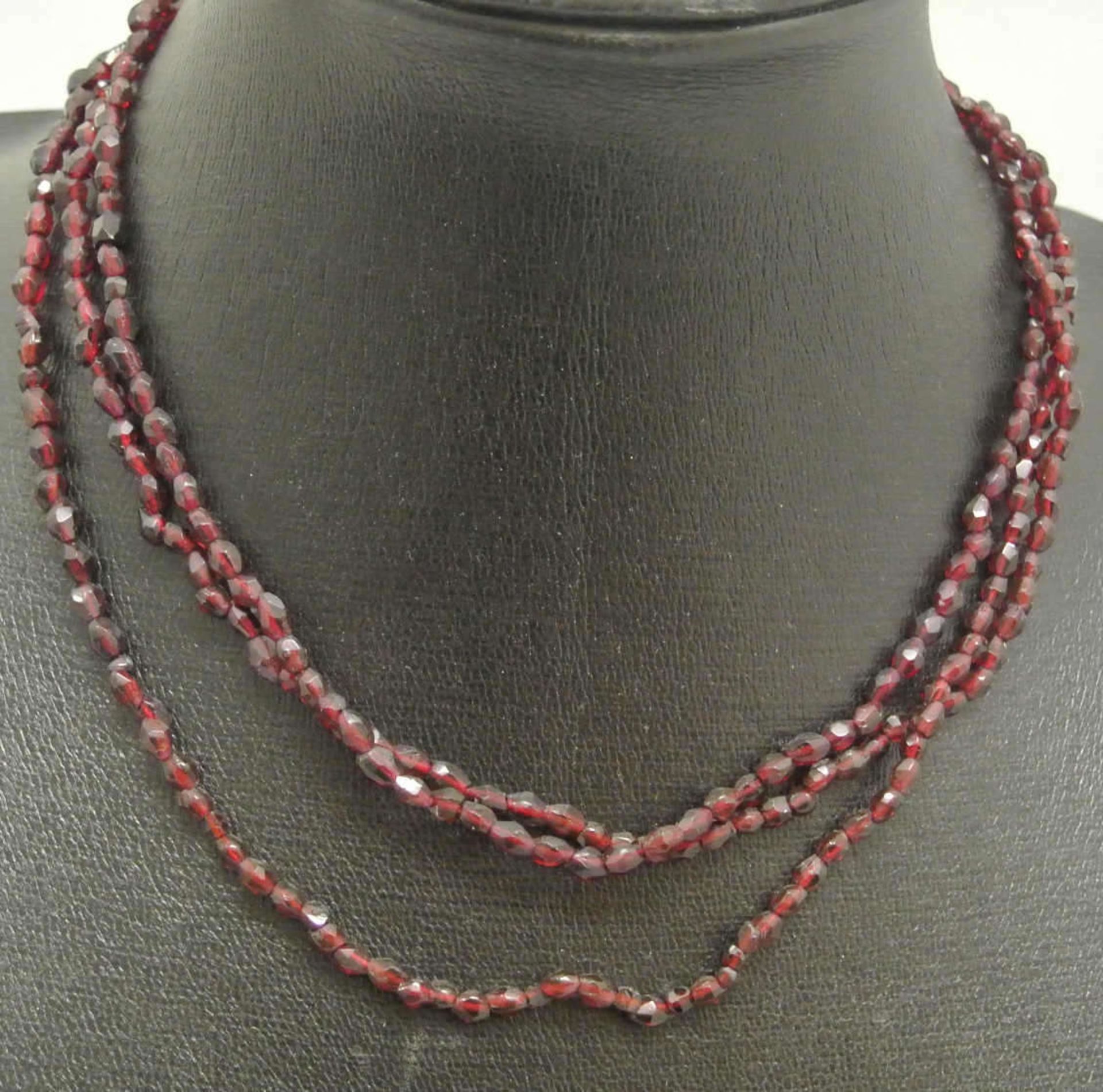 Biedermaier Granatkette, Böhmen, 3-reihig. Länge ca. 41 cm. Guter Zustand Biedermeier garnet,