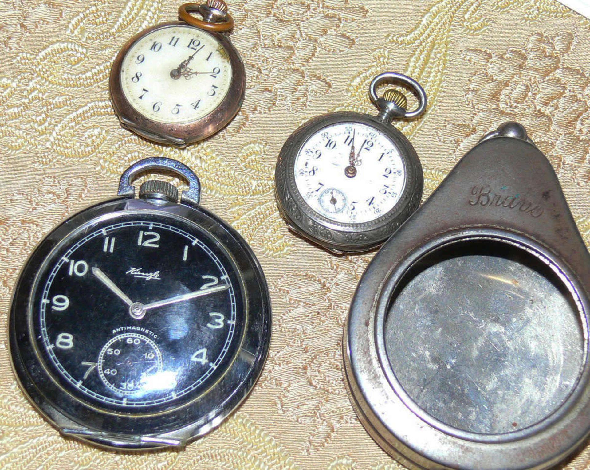 kleines Lot Taschenuhren, insgesamt 3 Stück. 1 kleine Uhr läuft an, bleibt aber stehen, sonst ok.