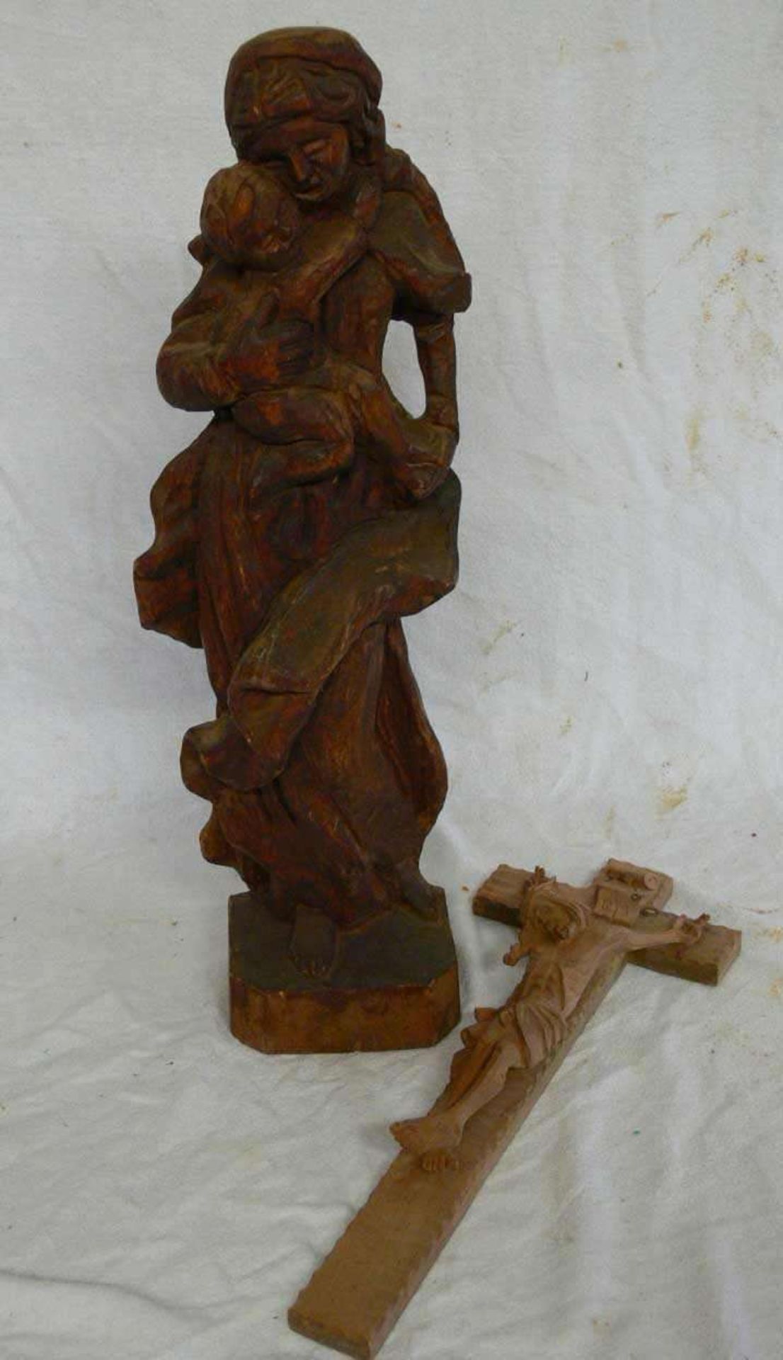 geschnitze Madonnen-Figur mit Jesuskind auf dem Arm, Höhe ca. 51 cm, Breite ca. 17 cm, sowie 1 Inri,