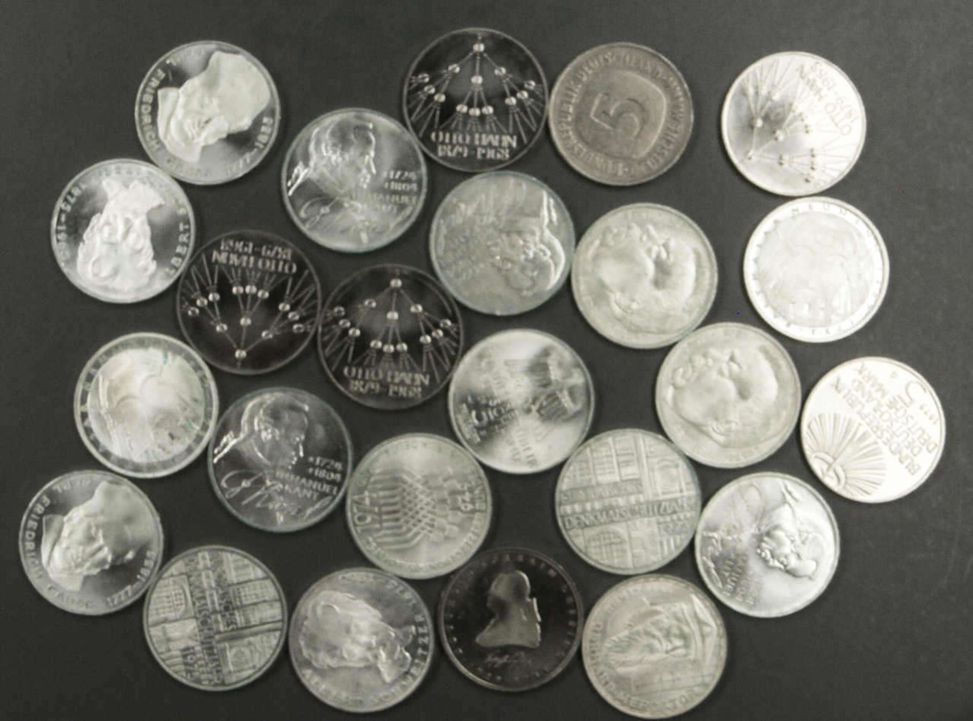 BRD, Lot von 24 x 5.- Mark - Münzen. Verschiedene Jahrgänge. Erhaltung: ss-vz. Germany, Lot of 24