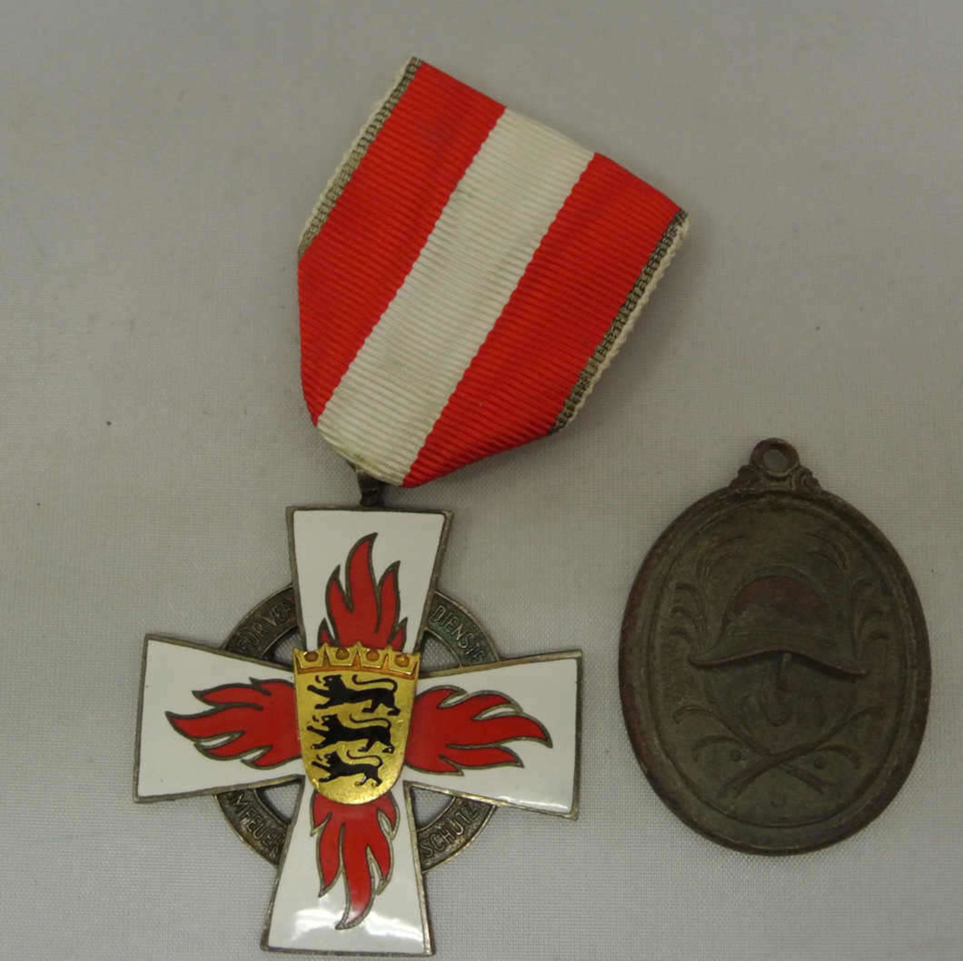 2 Feuerwehr Verdienstabzeichen, 1x Baden emalliert, sowie 1x Bayern "25 jährige Dienstzeit"