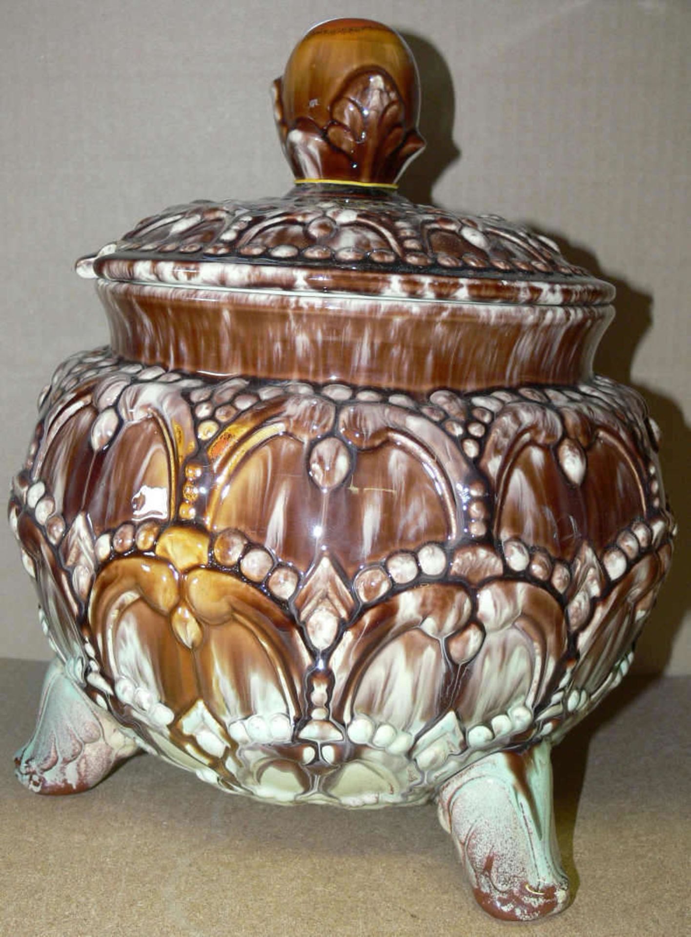 Keramik - Bowle - Terrine, drei - füßig. Mit Deckel. H: ca. 32 cm, Durchmesser: ca. 26 cm. Dazu