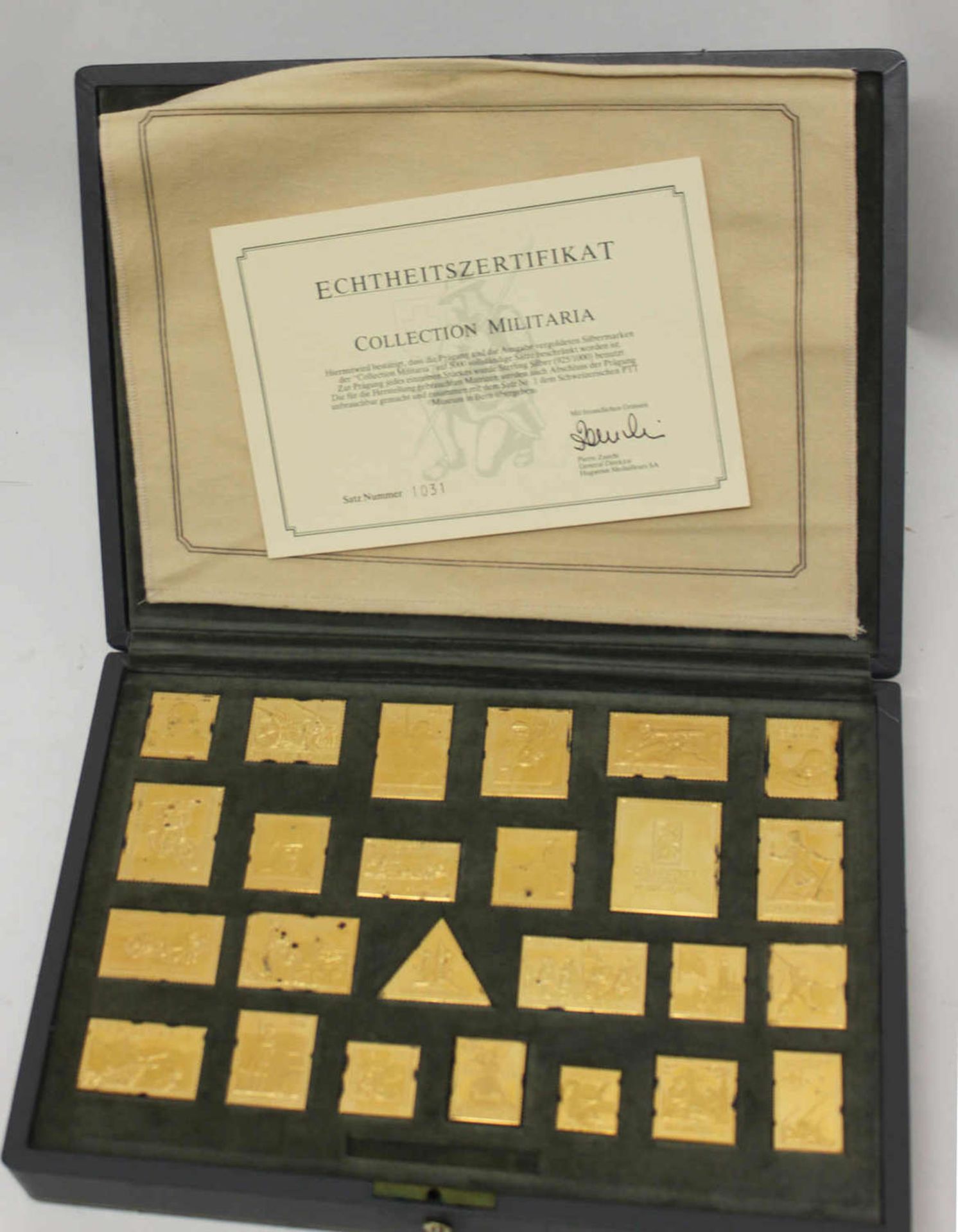 Schweiz Kollektion Militaria, eine Homage an die Schweizer Armee. 25 Markenmedaillen aus vergoldetem