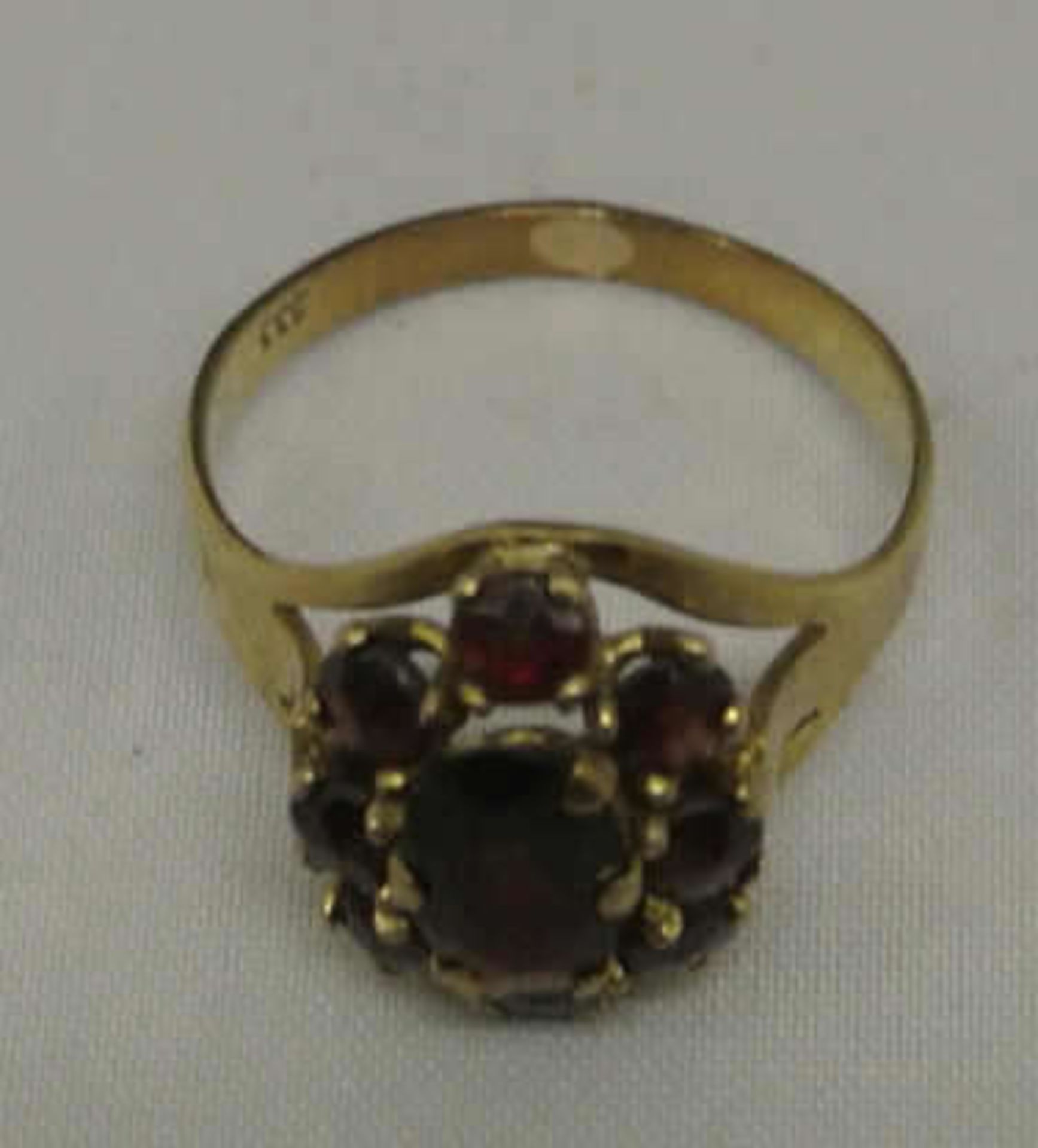 Damenring, 333er Gelbgold, besetzt mit Granaten. Ringgröße ca.53, Gewicht ca. 2,7 gr - Bild 2 aus 2