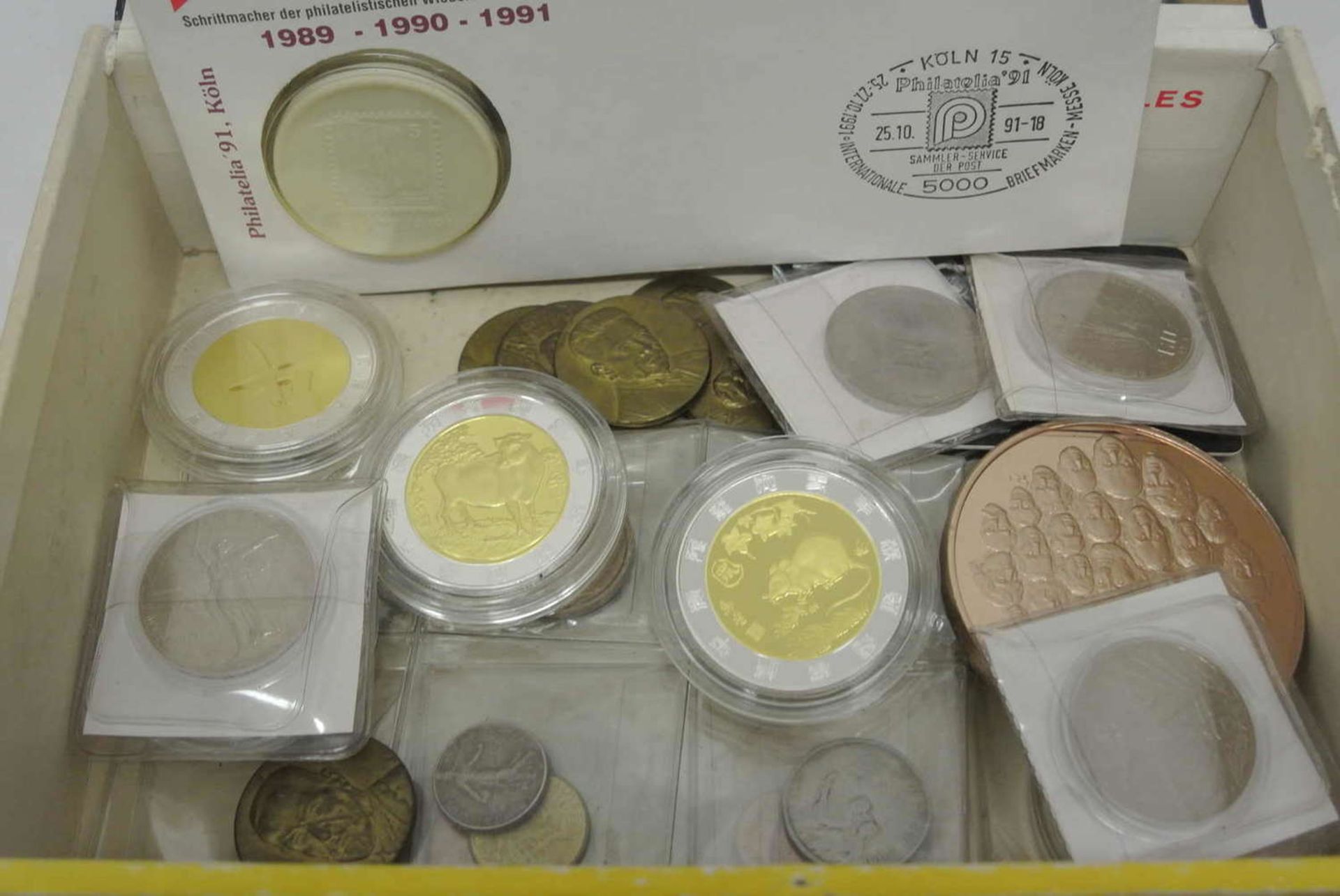 Schachtel mit Medaillen und Münzen, dabei z.B, 5 Medaillen China, Kursmünzsatz San Marino, 5 - Image 2 of 2