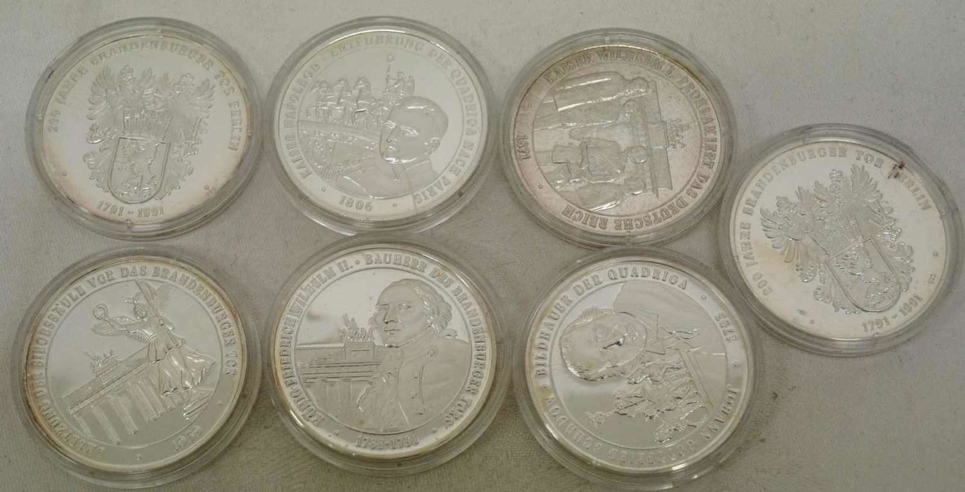 7 Silbermedaillen "200 Jahre Brandenburger Tor in Berlin", alle polierte Platte, 999er Silber.