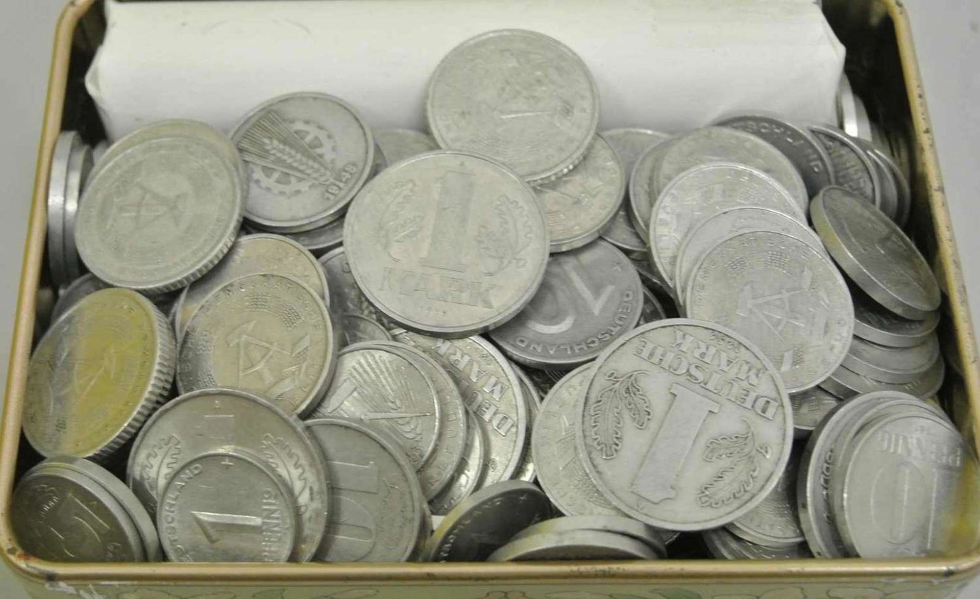 1 Blechdose prall gefüllt mit Alu-Münzen der DDR. Sicher kleine Fundgrube