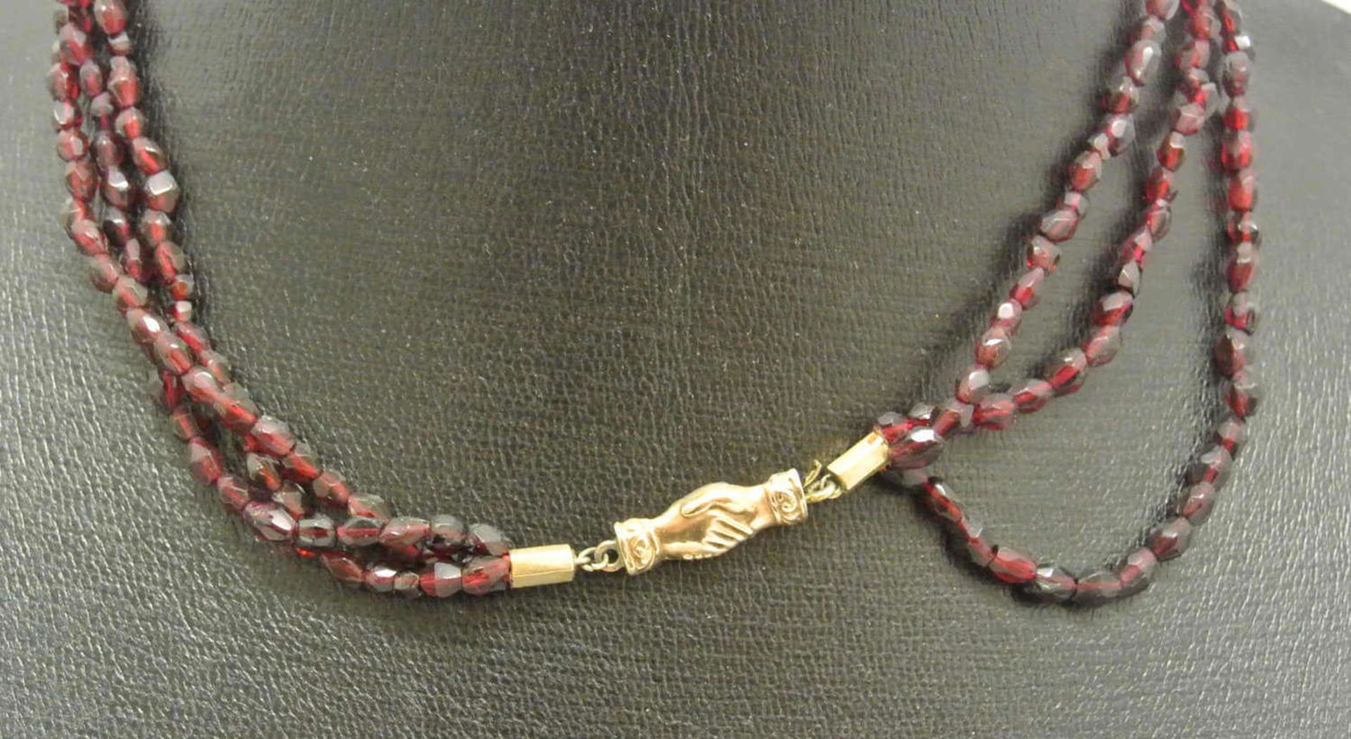 Biedermaier Granatkette, Böhmen, 3-reihig. Länge ca. 41 cm. Guter Zustand Biedermeier garnet, - Bild 2 aus 2